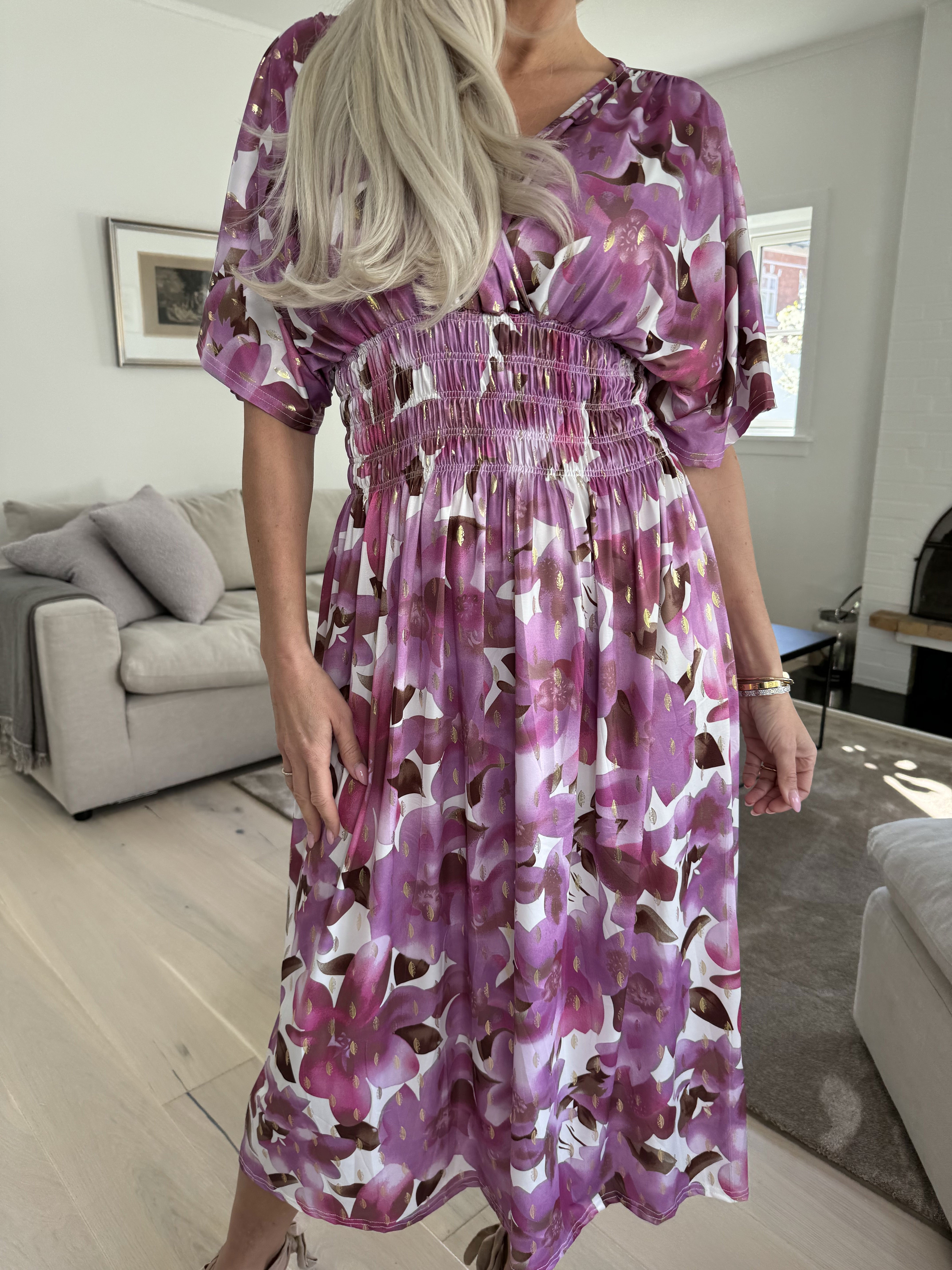 Pams Sweet Flower Midi - Elastisk klänning i skrynkelfritt tyg