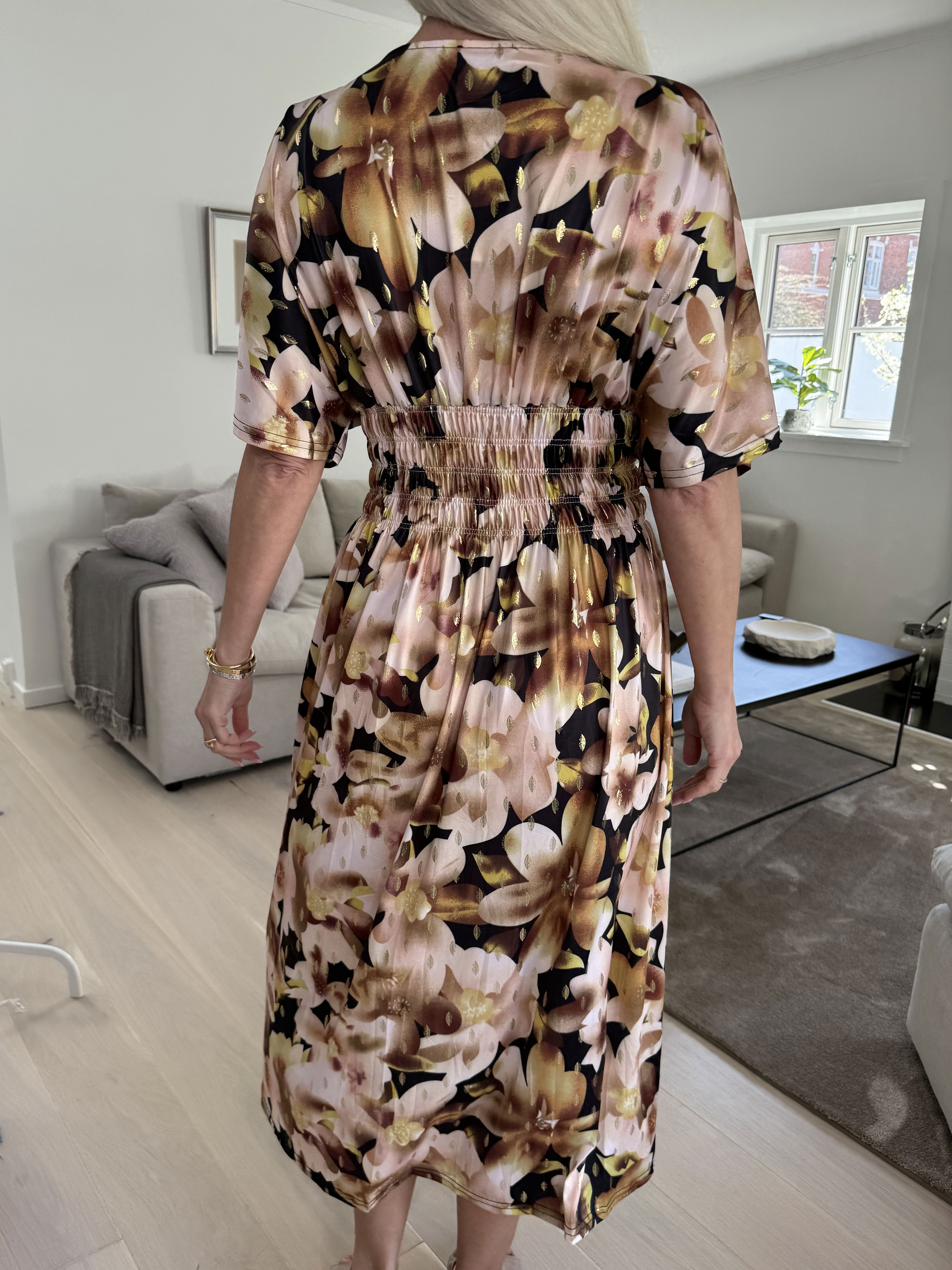 Pams Sweet Flower Midi - Elastisk klänning i skrynkelfritt tyg