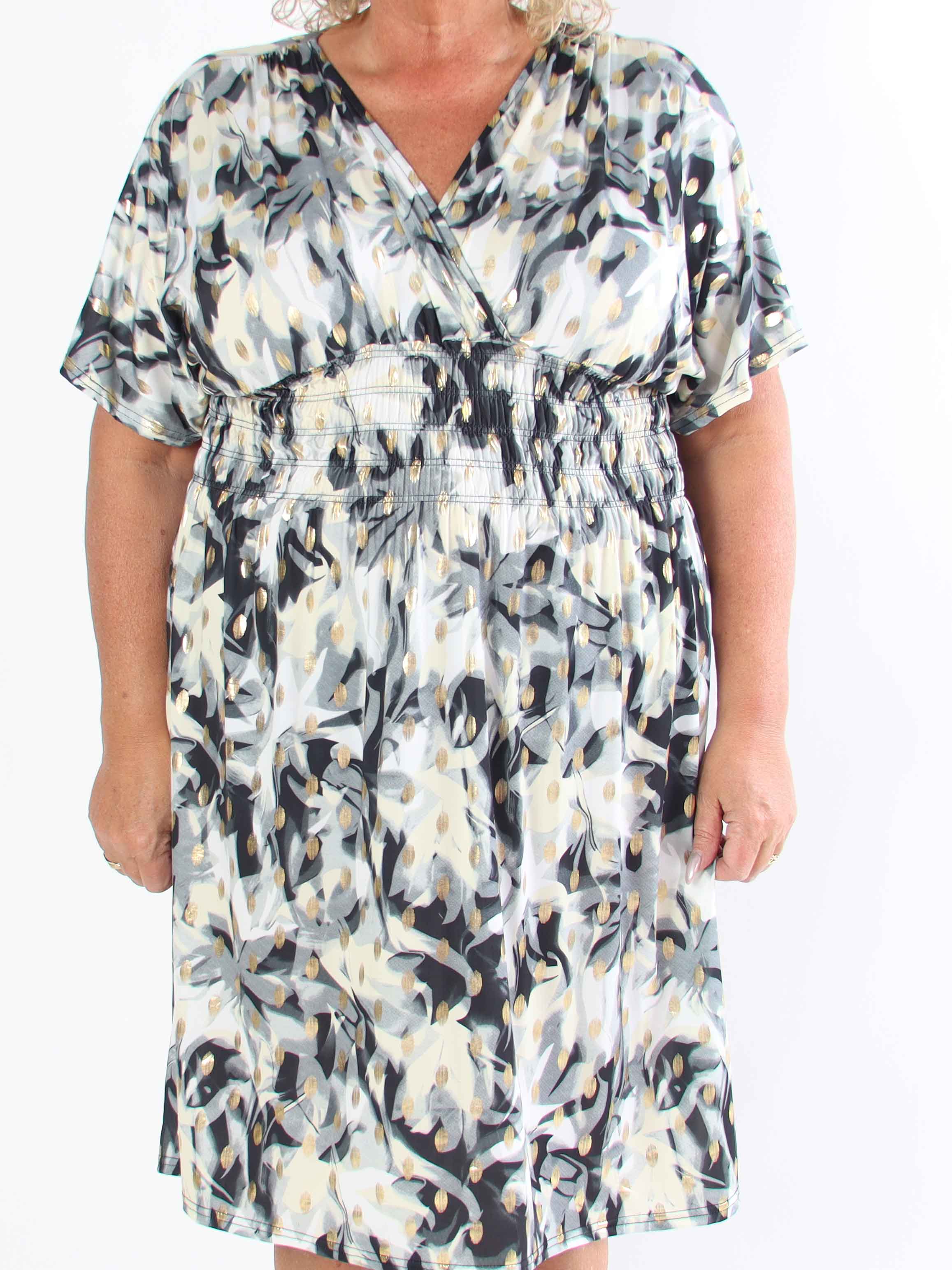 Pams Vacay Short - Mönstrad elastisk plus size klänning med smock i midjan