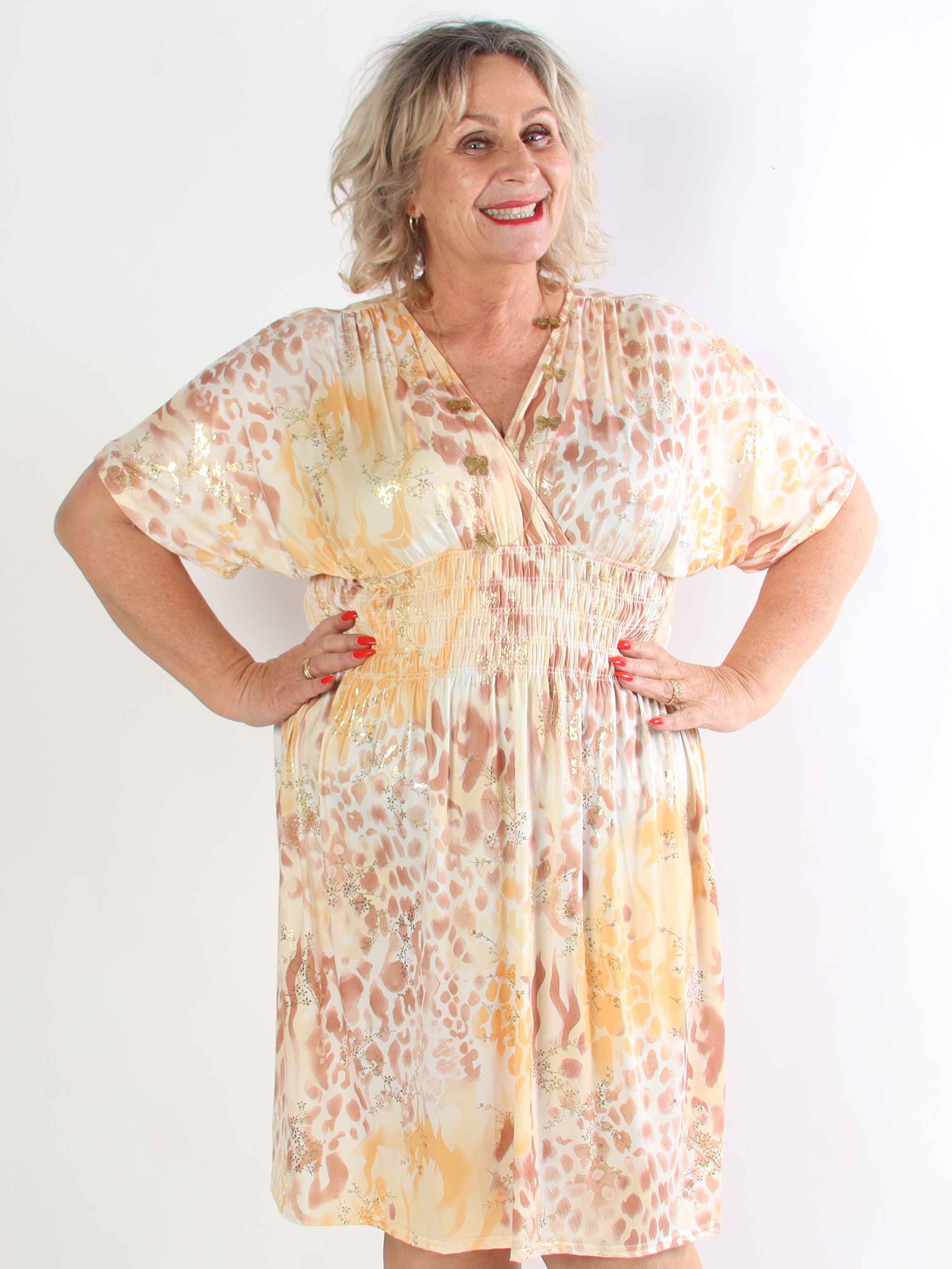 Pams Wild Short - Elastisk mønstret plus size kjole med guld bladdetaljer