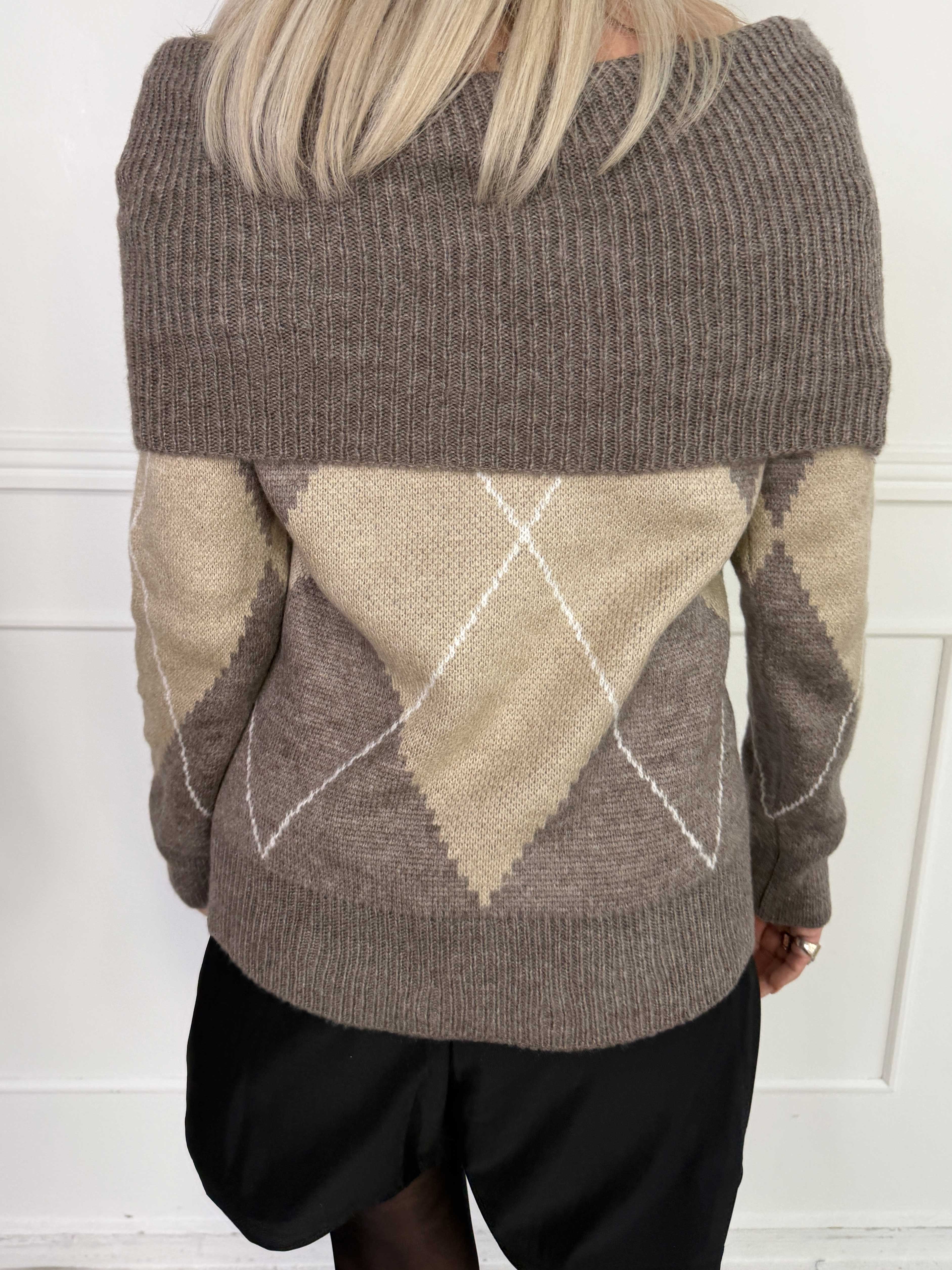 Paola - Off-shoulder strikbluse med mønster