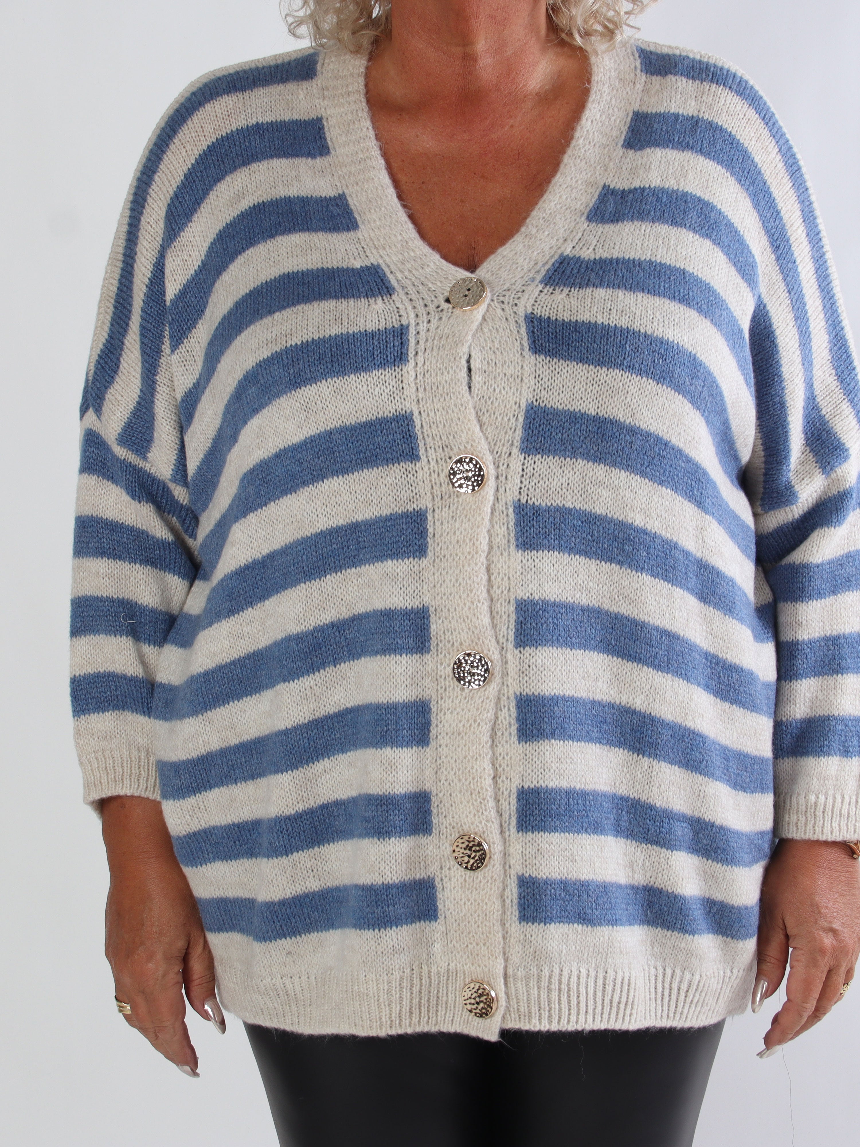 Parker - Randig stickad plus size kofta med stora guldknappar