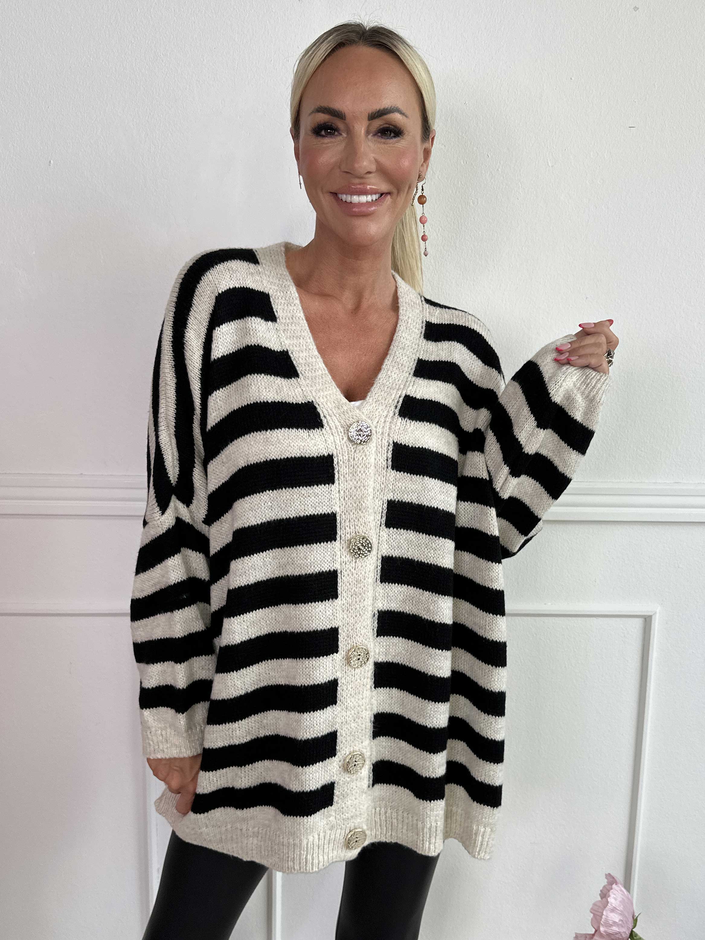 Parker - Randig stickad plus size kofta med stora guldknappar