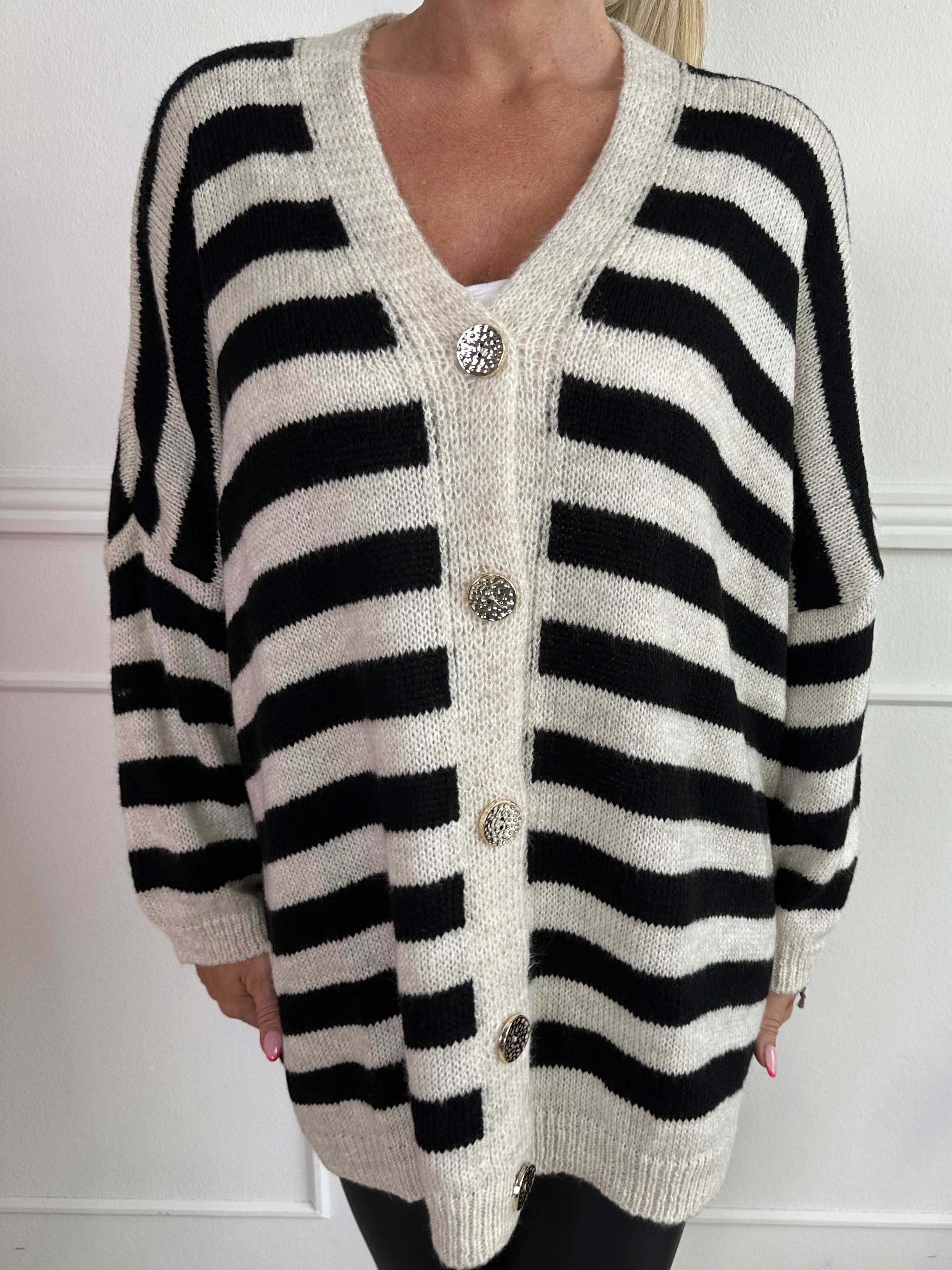 Parker - Randig stickad plus size kofta med stora guldknappar