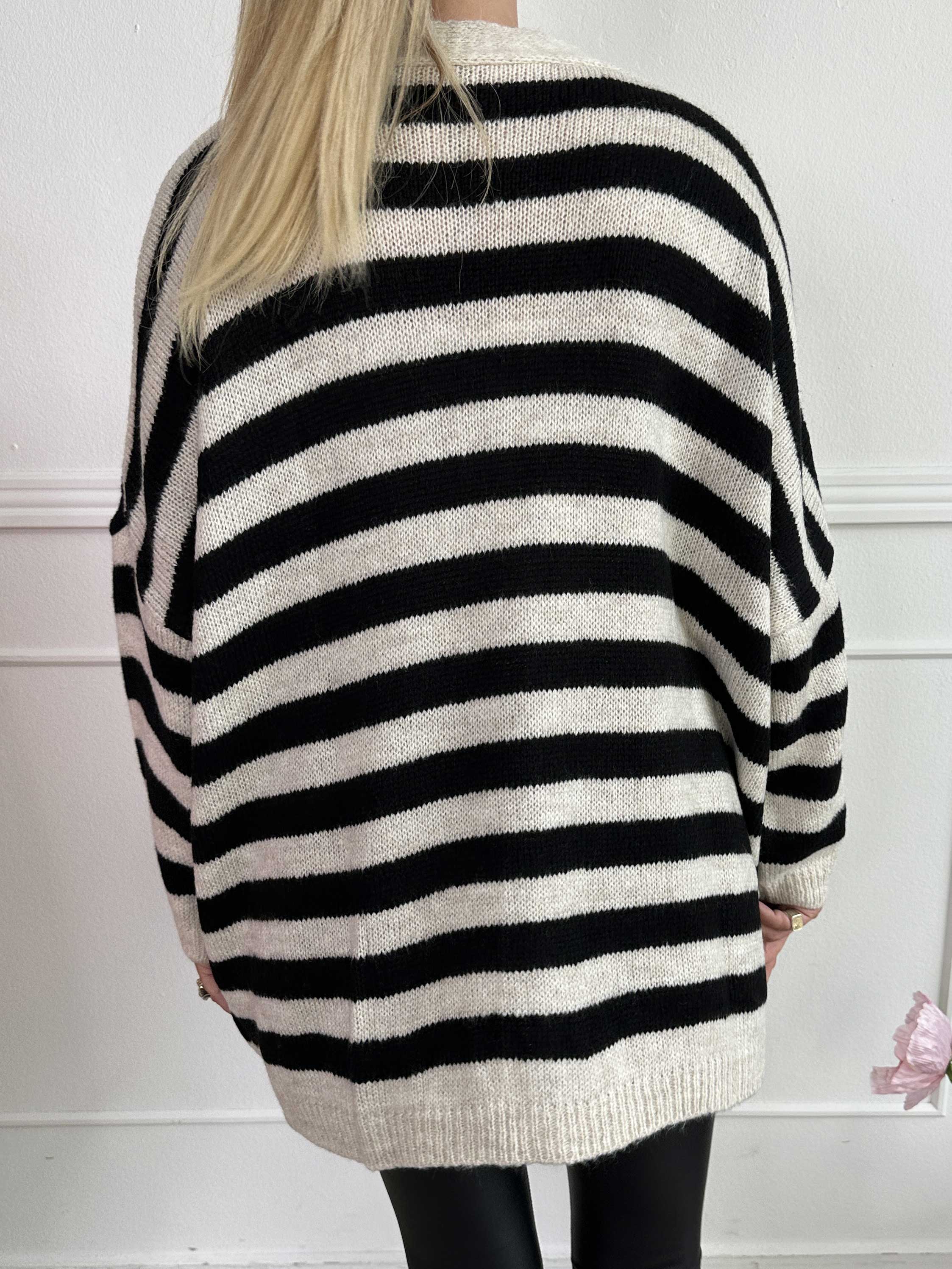 Parker - Randig stickad plus size kofta med stora guldknappar