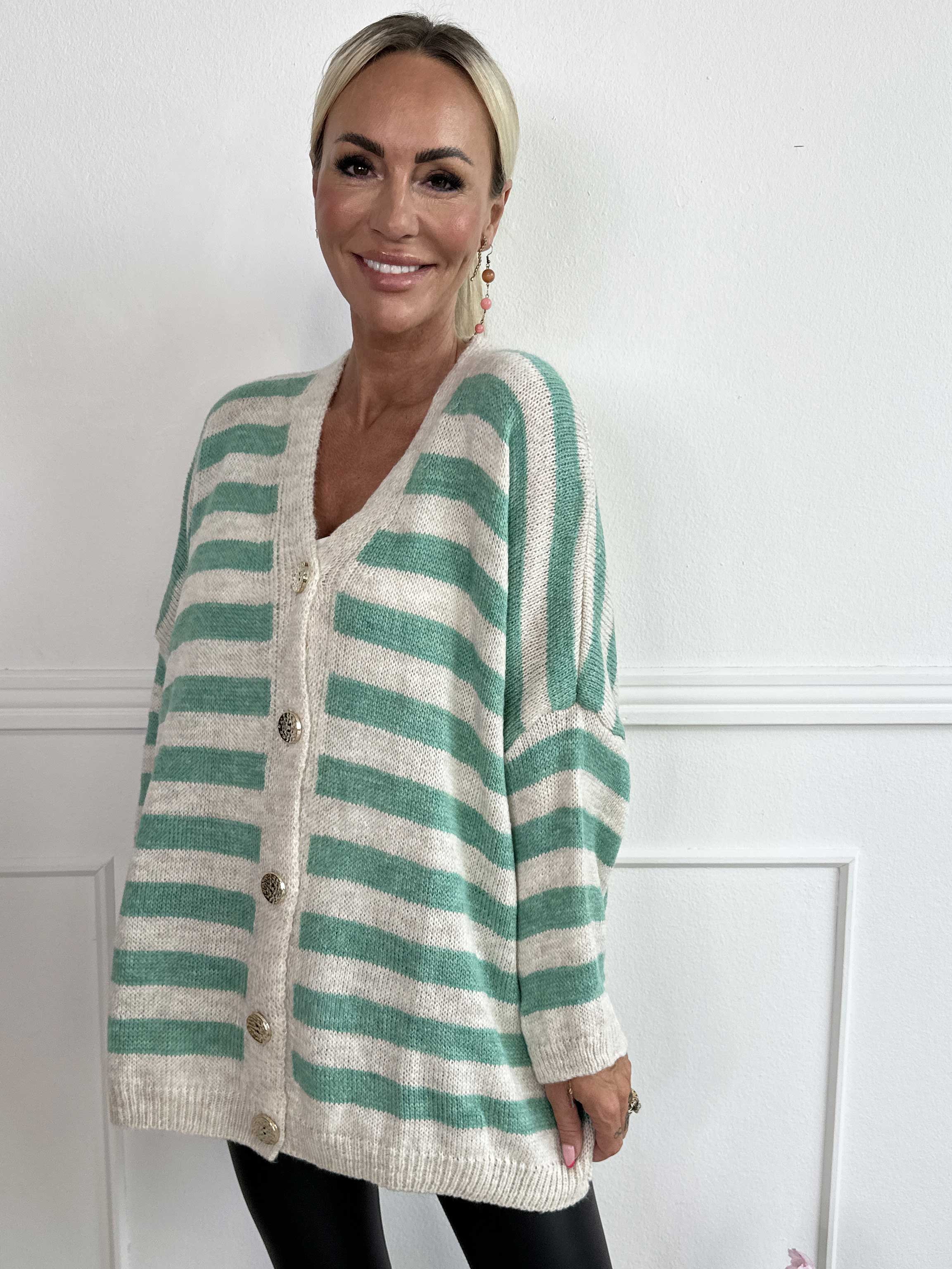 Parker - Randig stickad kofta med stora guldknappar