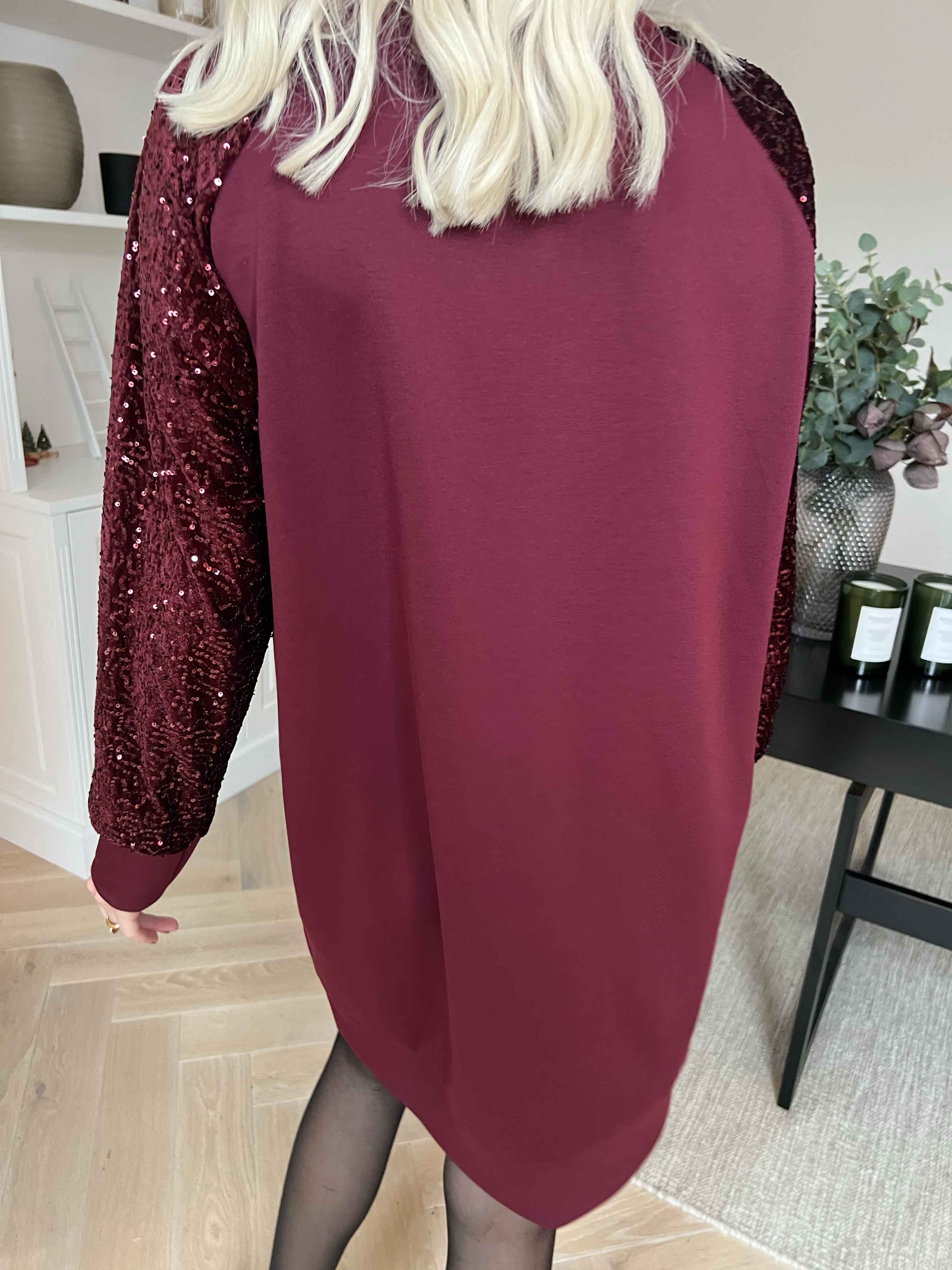 Parma - Joggingkjole med pailletærmer