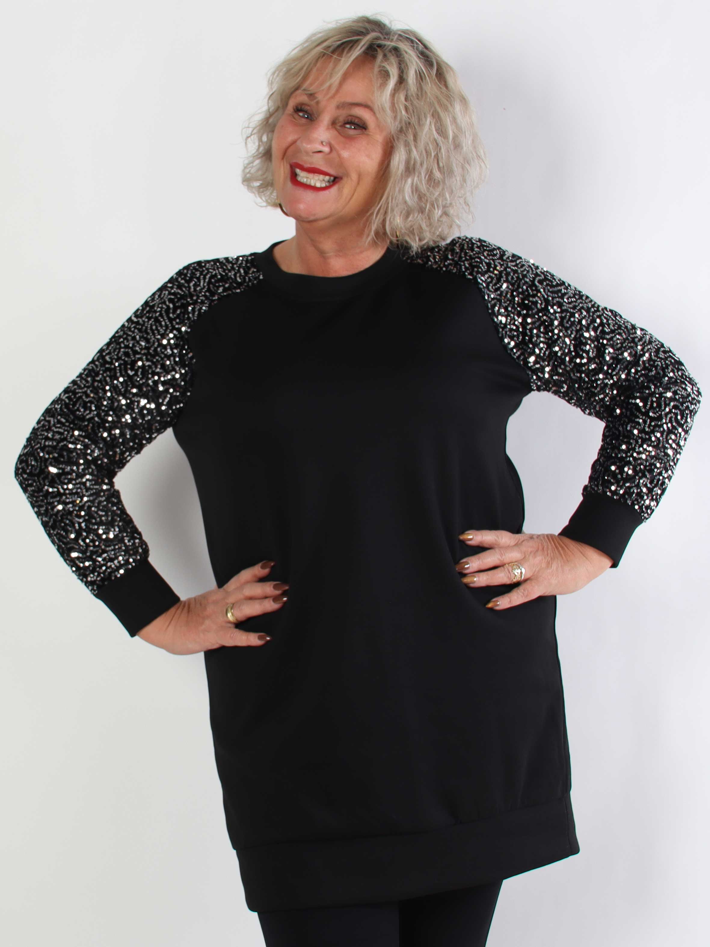 Parma - Plus size joggingkjole med pailletærmer