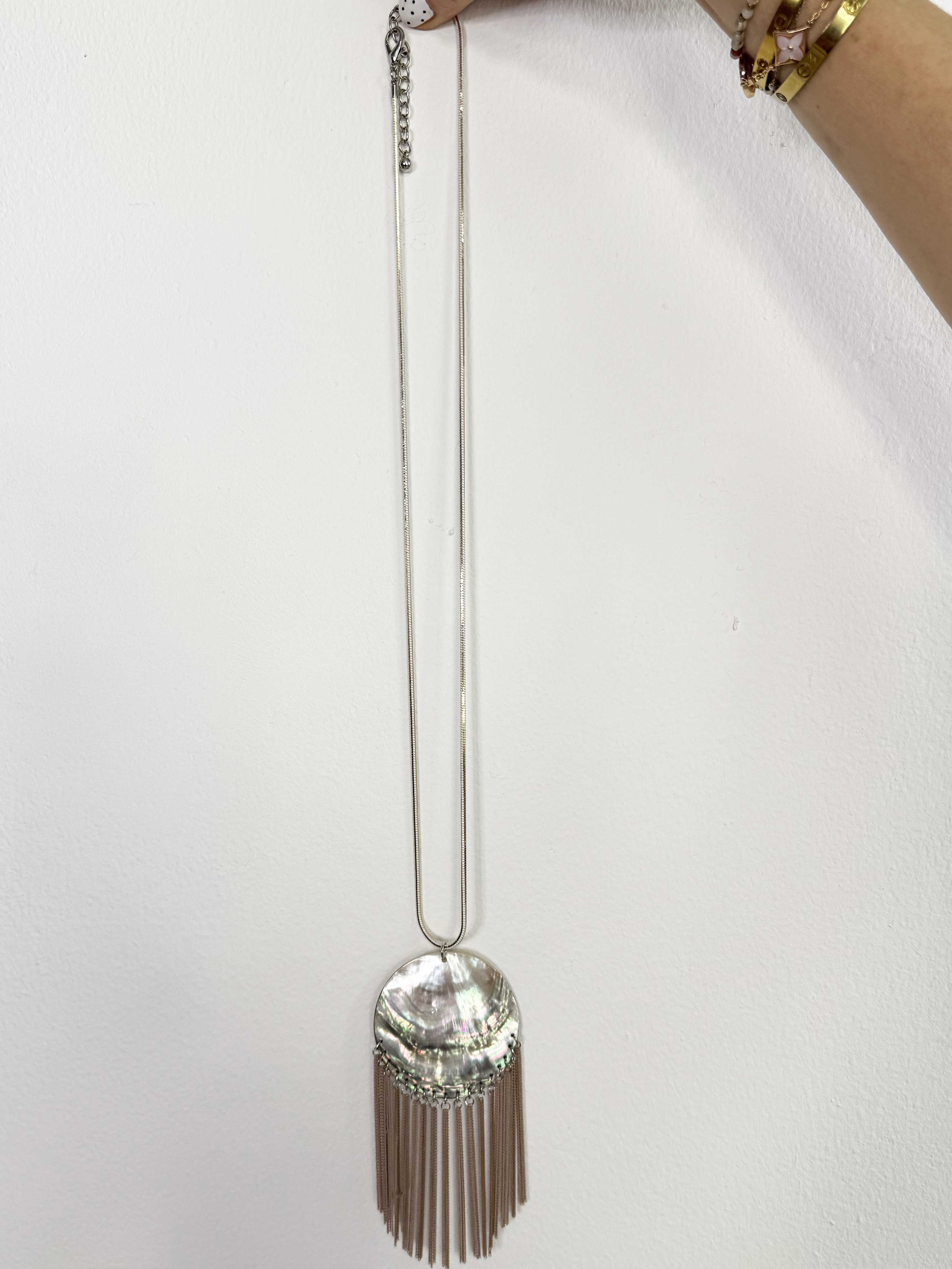 Paulette - Halskæde med stort rundt smykke og fine metalkæder hængende elegant