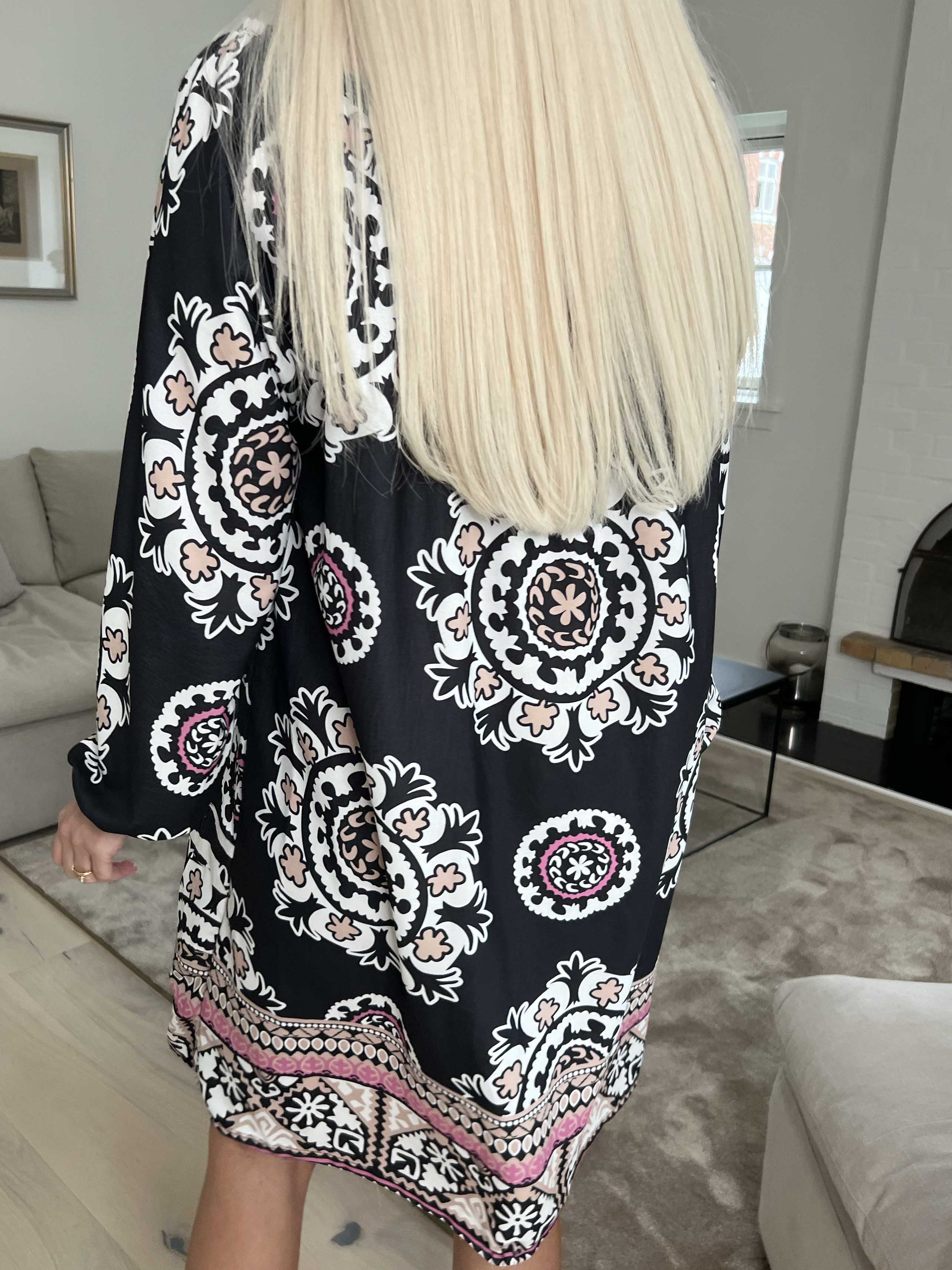 Paulina - Söt långärmad klänning med elastisk halsringning