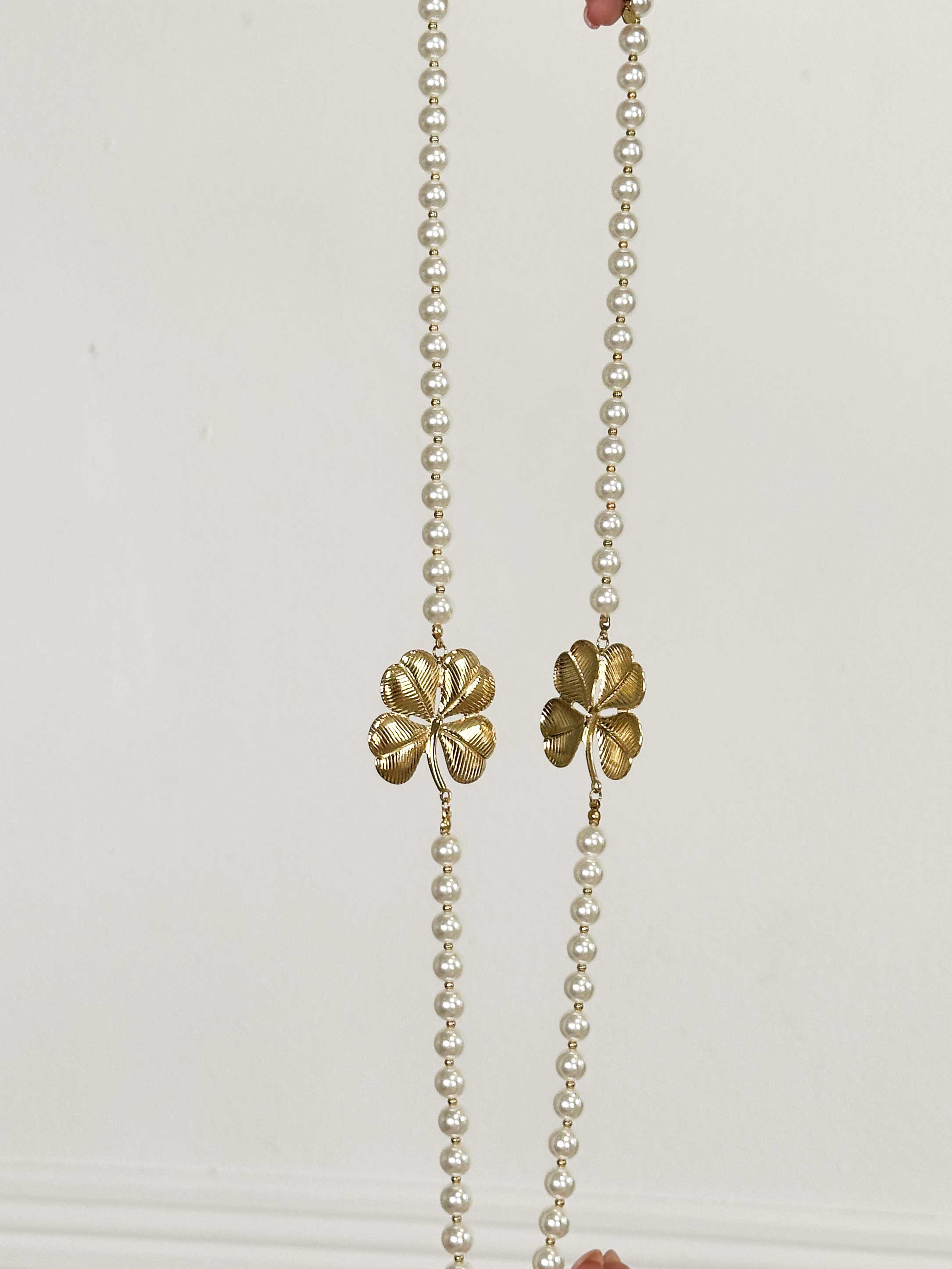 Pearly - Vitt pärlhalsband med guldfärgade fyrklöver