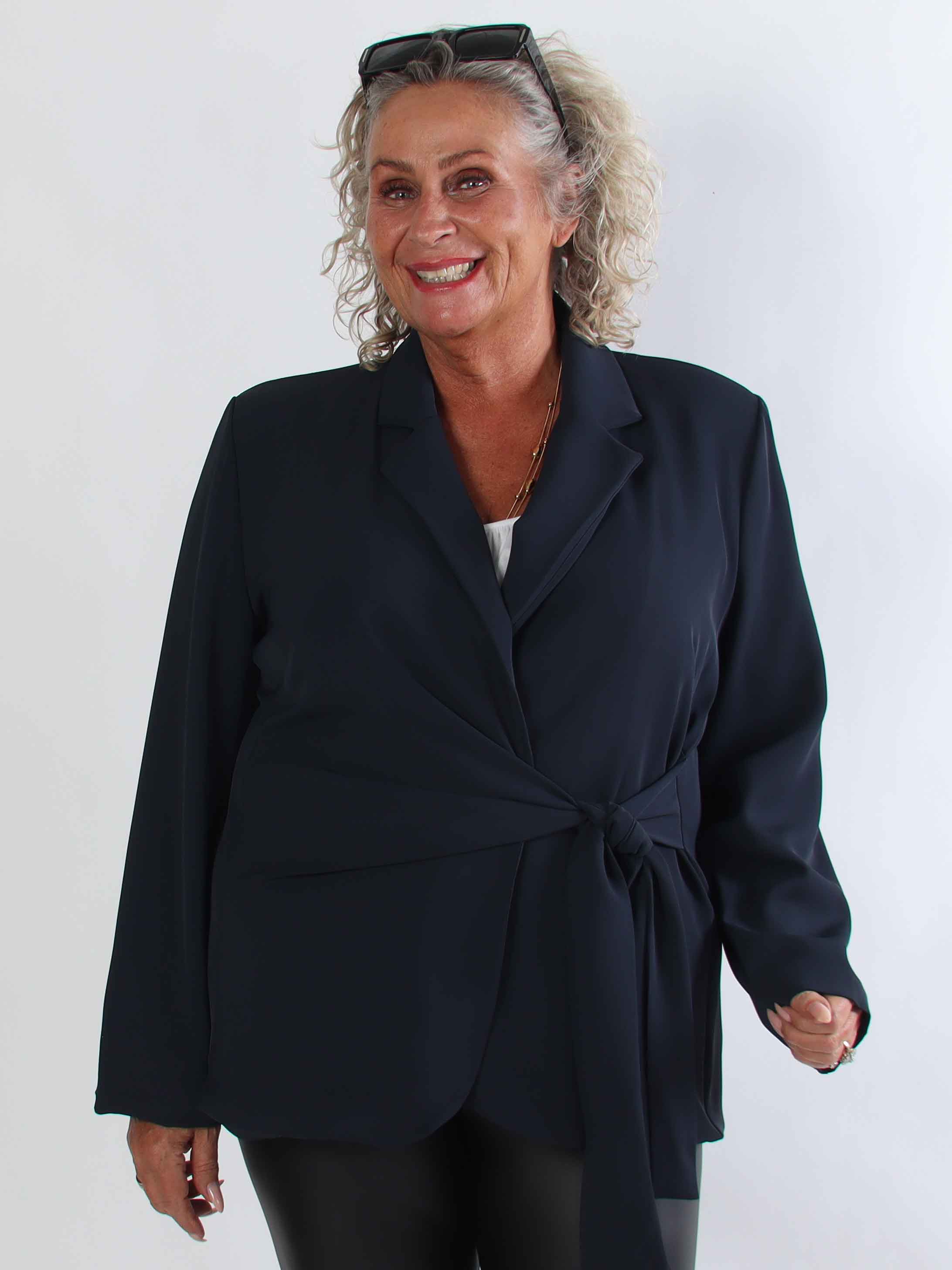 Pernille - Elegant blazer med bindebånd i siden