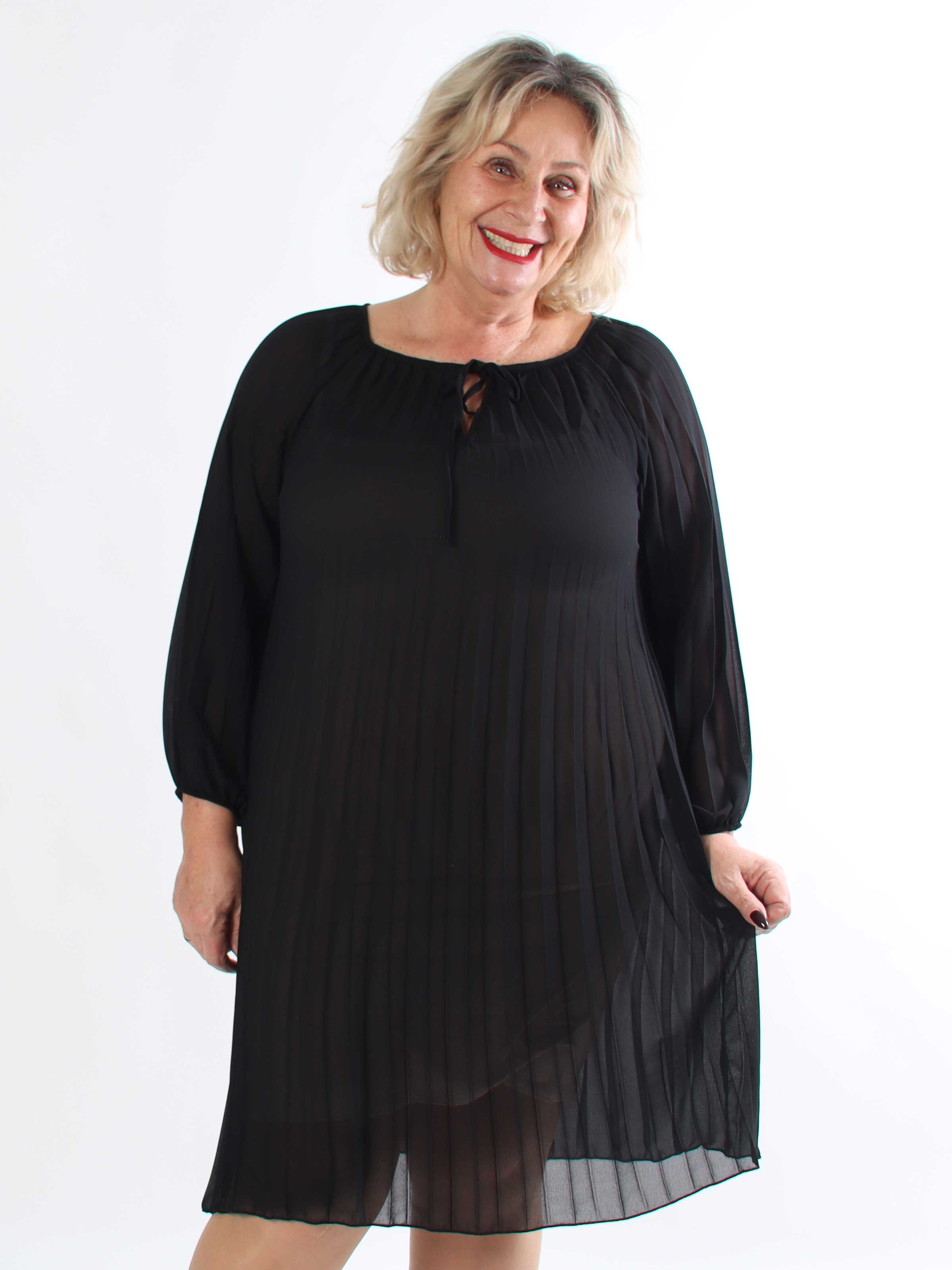Philippa - Sød plisseret plus size kjole i semi-transparent chiffon