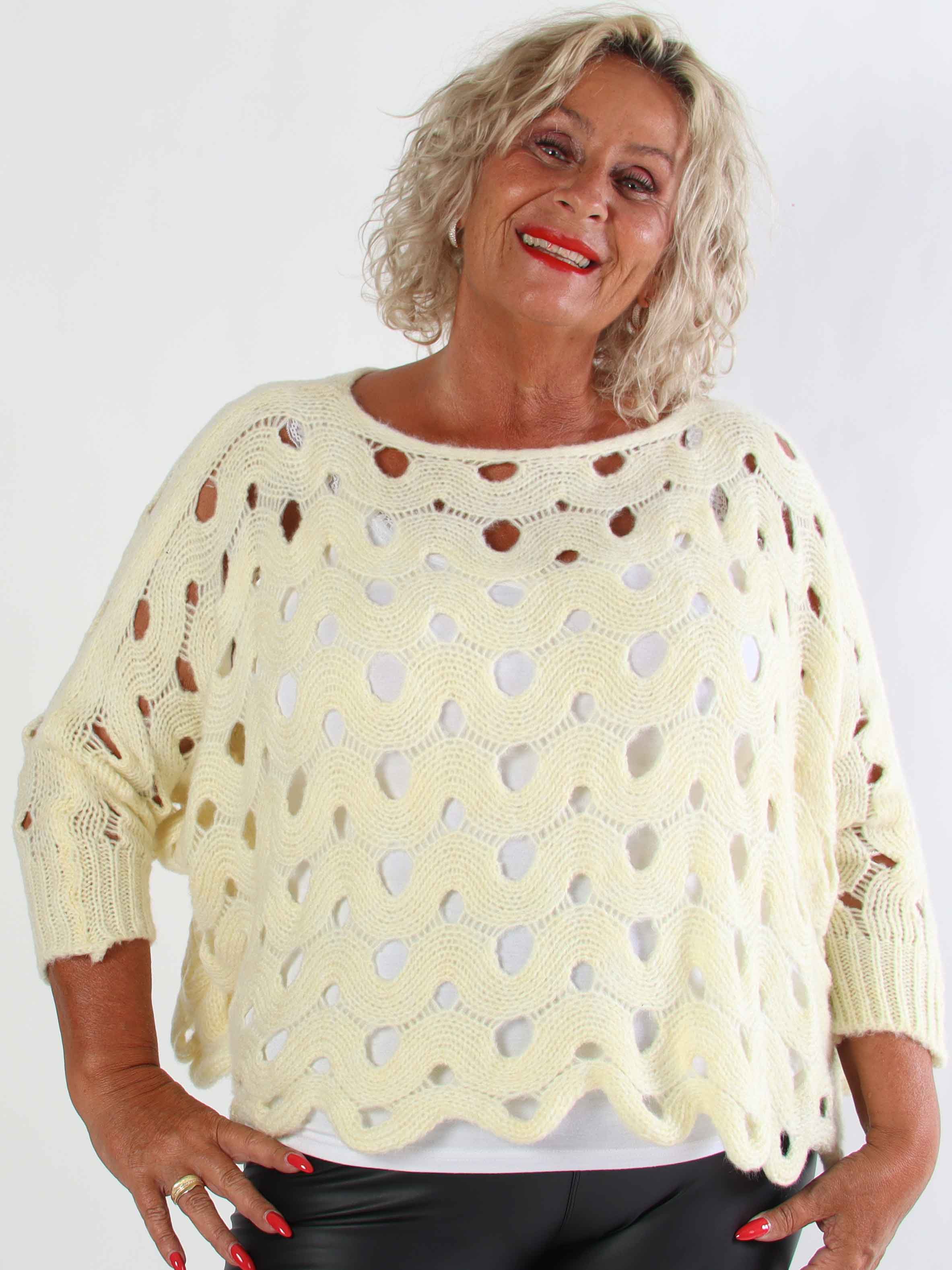 Pia - Stickad plus size tröja med hålmönster och fladdermusärmar