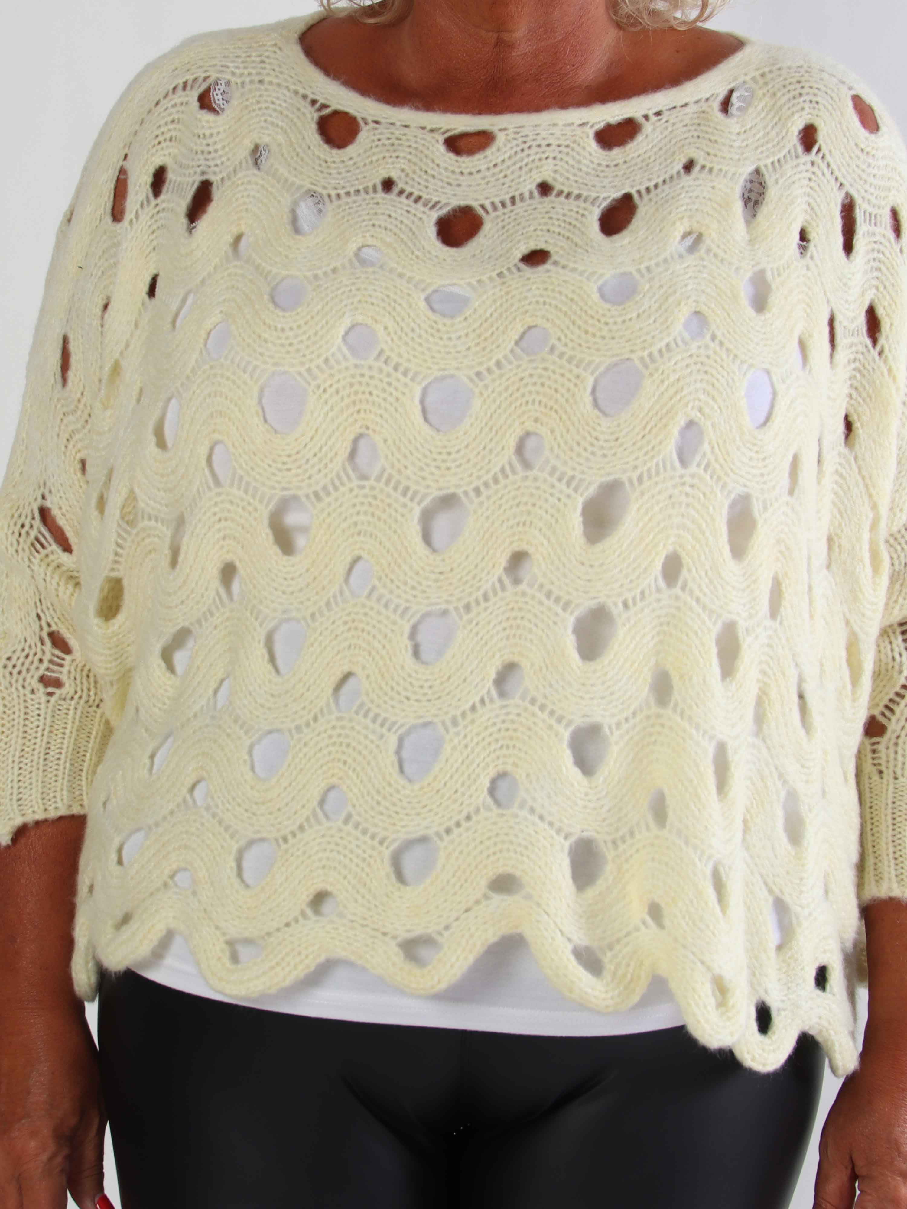 Pia - Stickad plus size tröja med hålmönster och fladdermusärmar