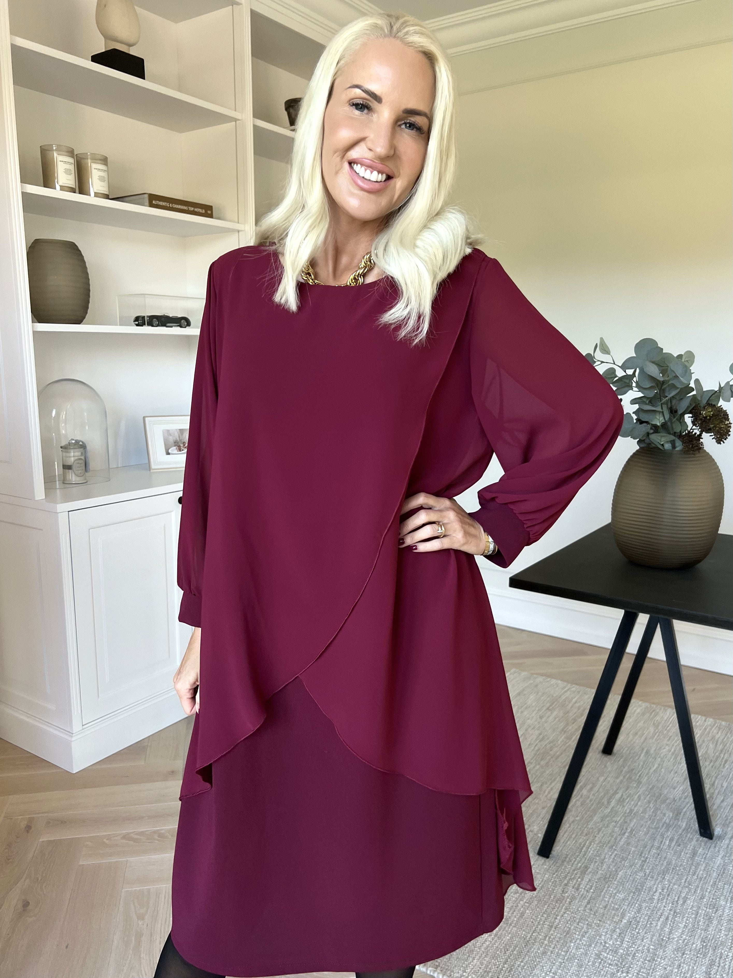 Pianora - Klänning med chiffonlager och semitransparenta ärmar