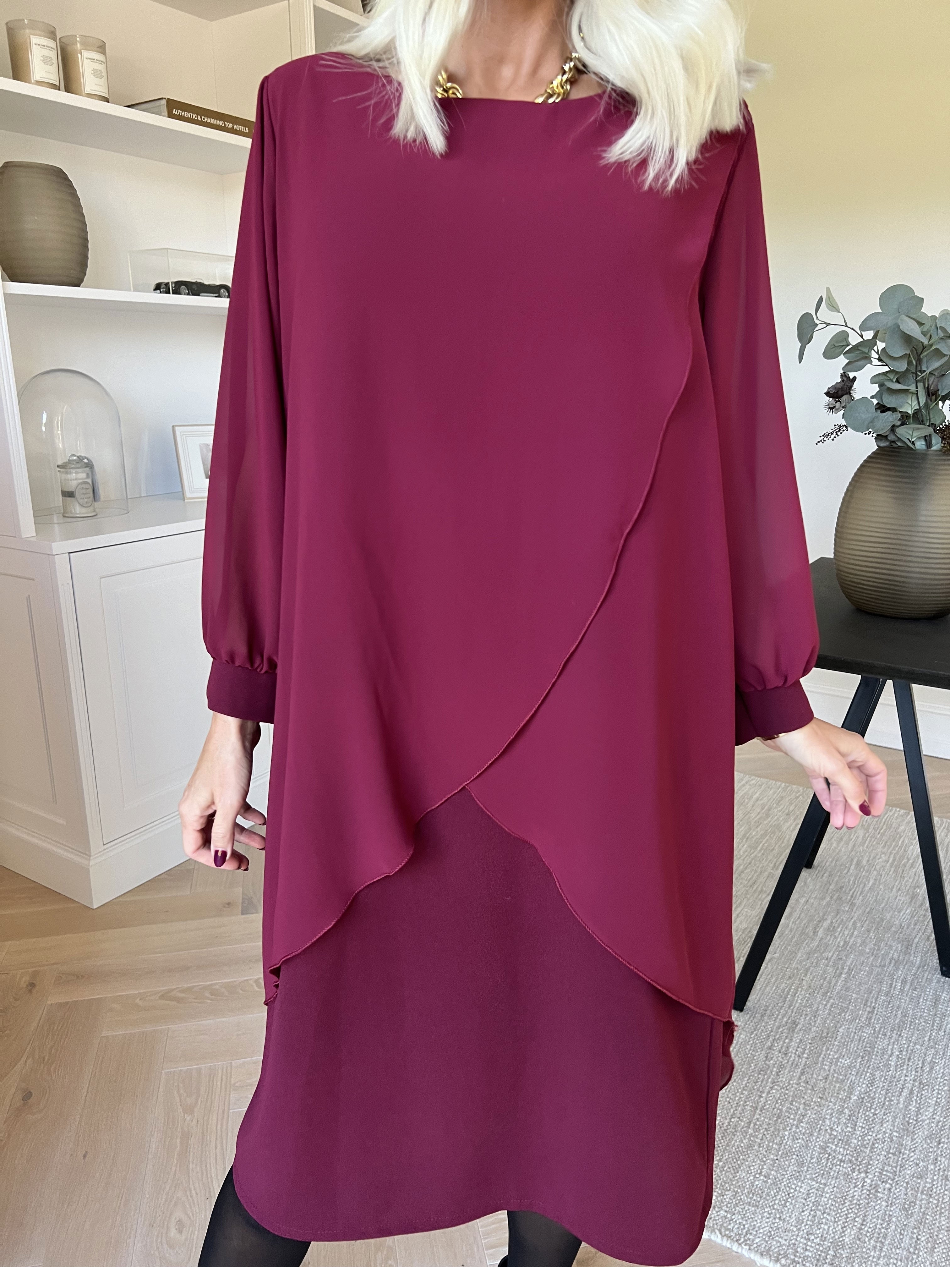 Pianora - Klänning med chiffonlager och semitransparenta ärmar