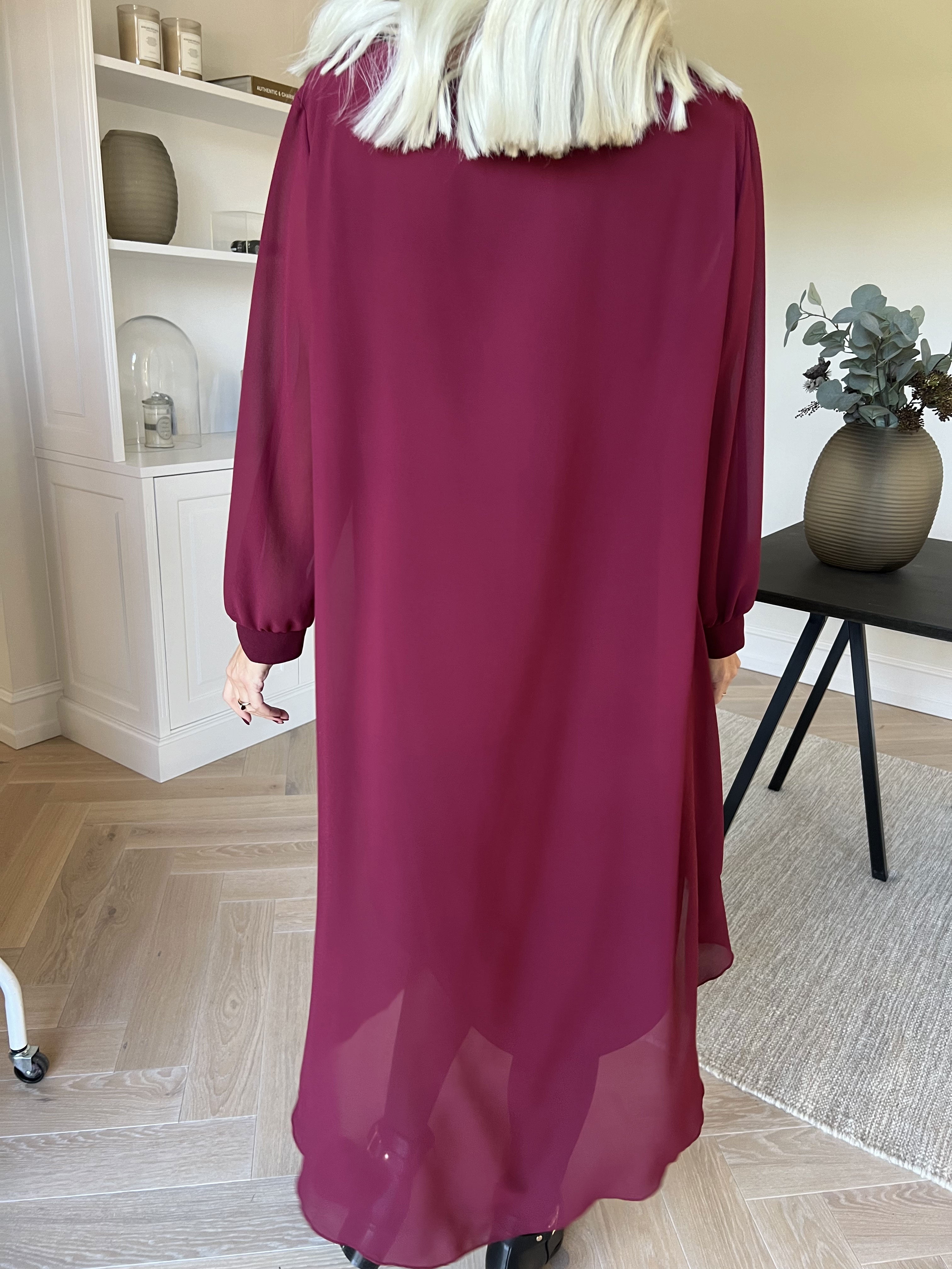 Pianora - Klänning med chiffonlager och semitransparenta ärmar