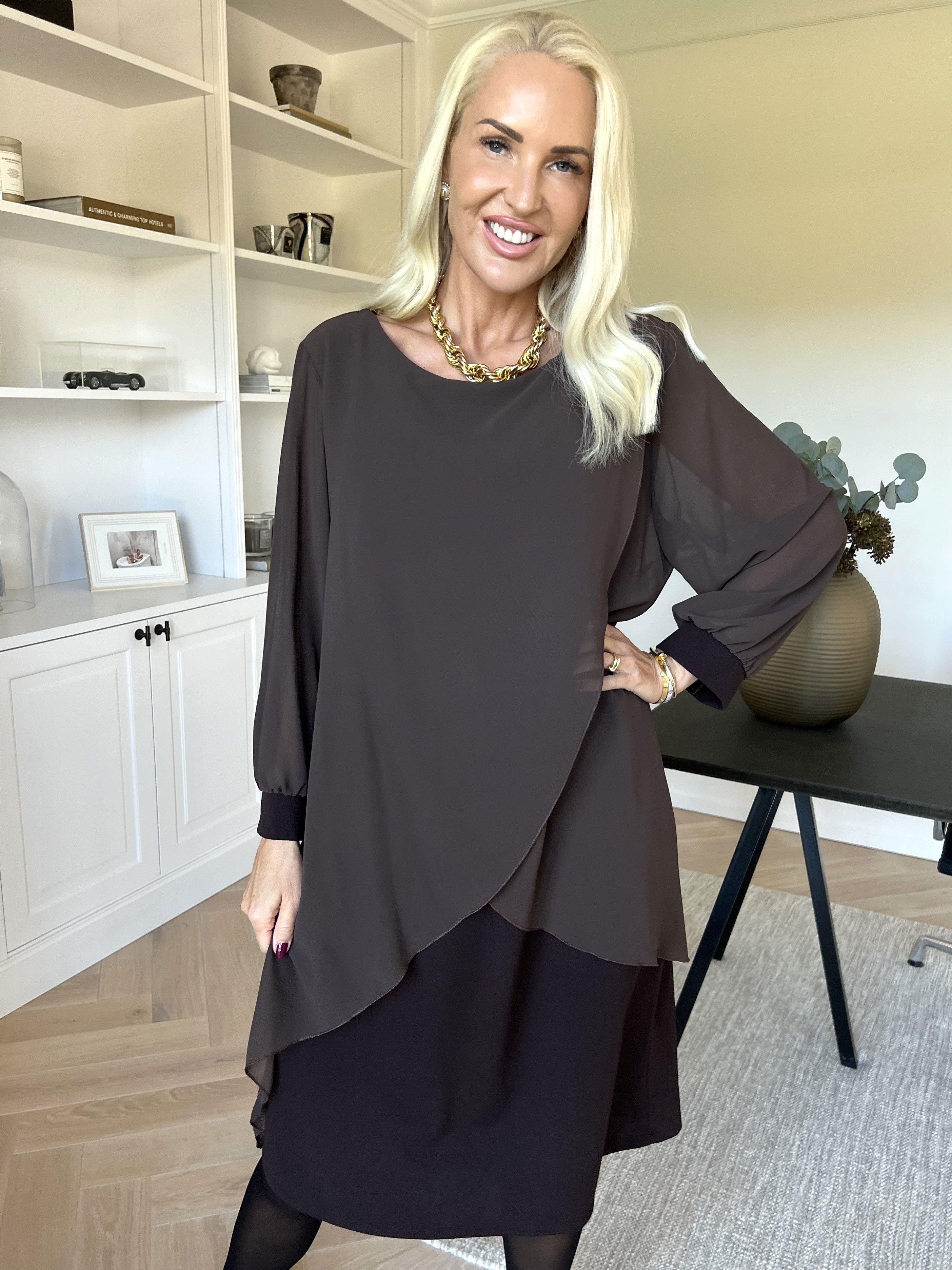 Pianora - Klänning med chiffonlager och semitransparenta ärmar