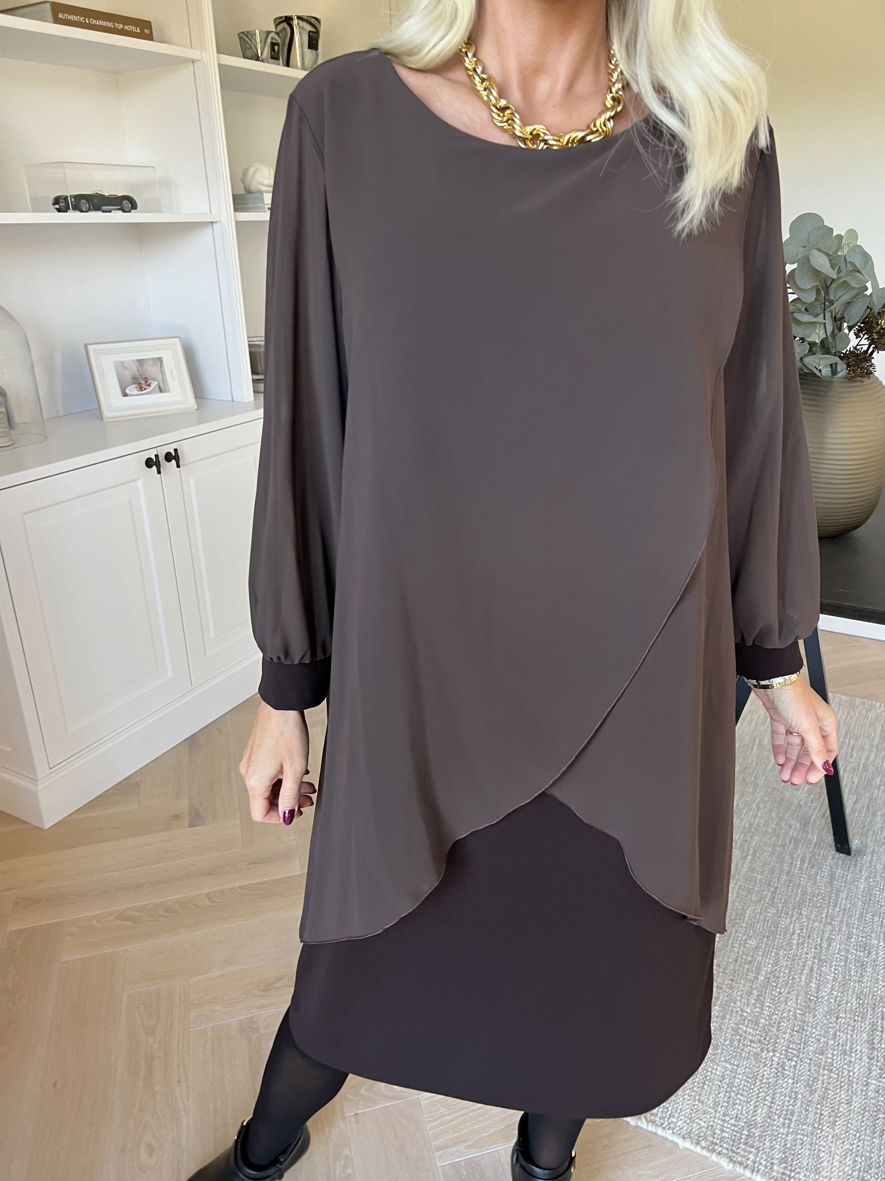 Pianora - Klänning med chiffonlager och semitransparenta ärmar