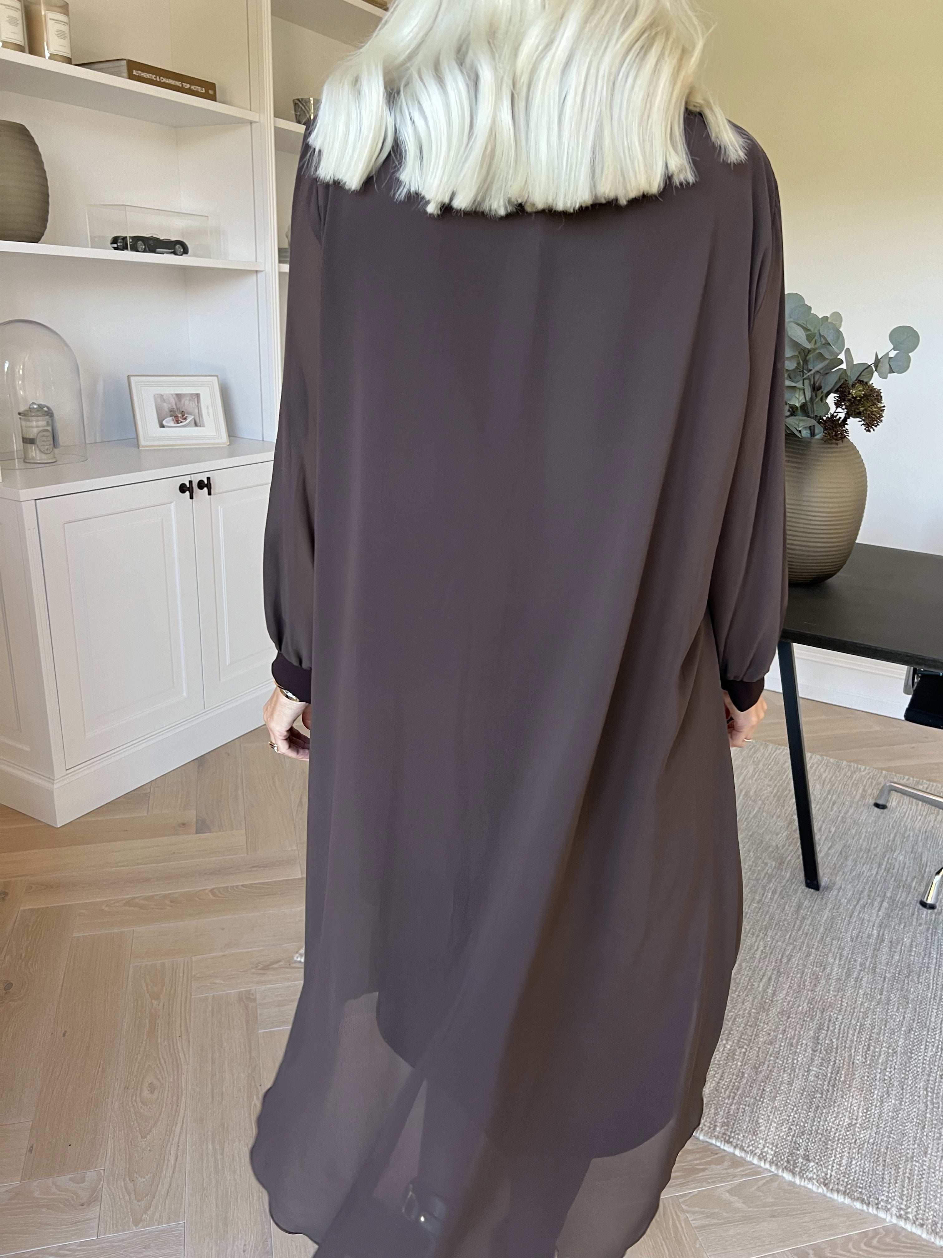 Pianora - Klänning med chiffonlager och semitransparenta ärmar