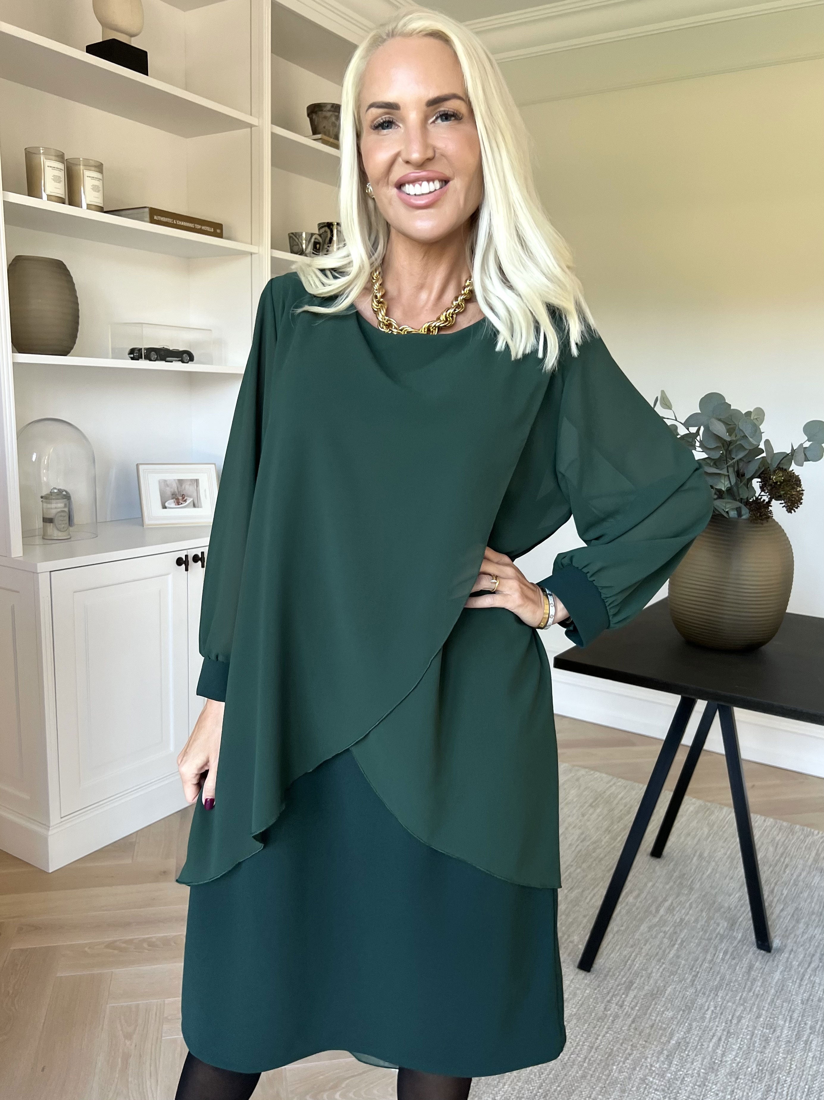 Pianora - Klänning med chiffonlager och semitransparenta ärmar