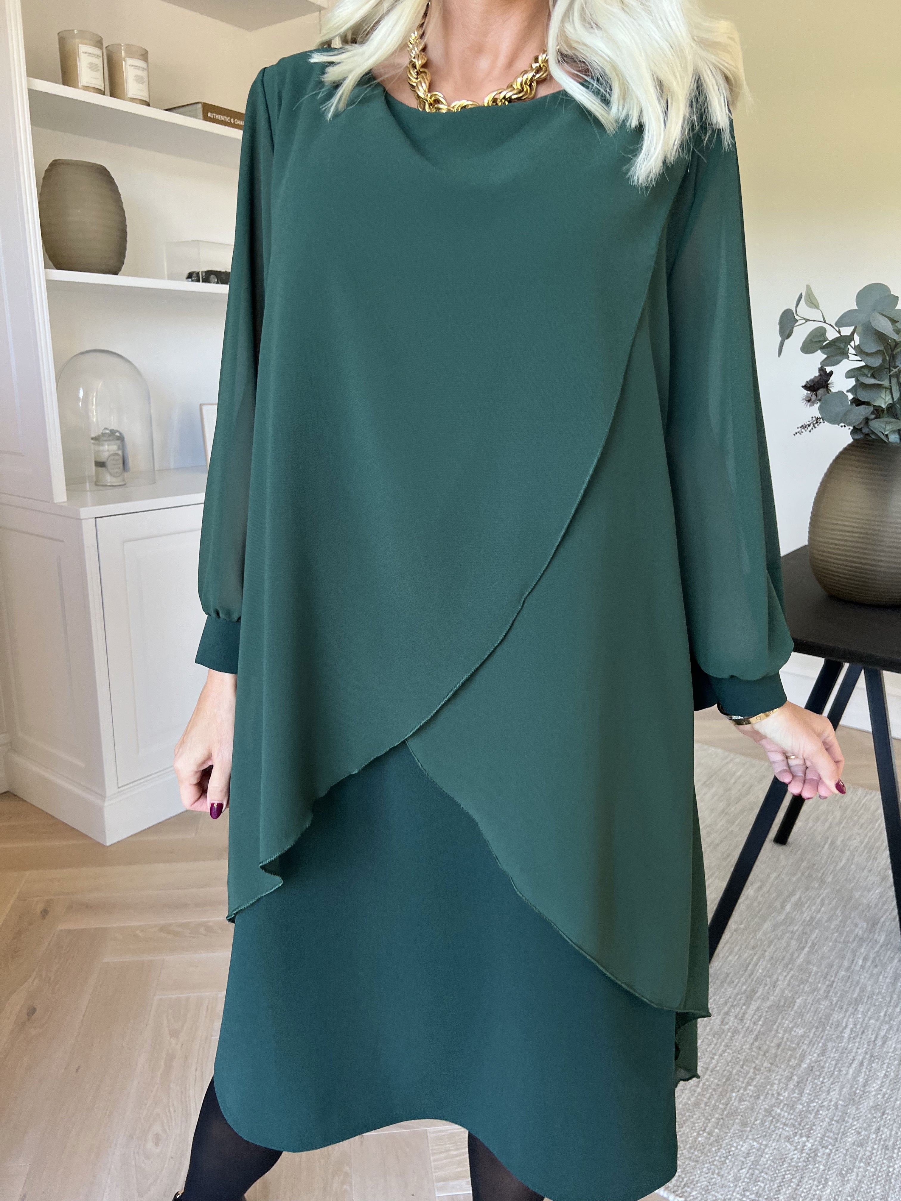 Pianora - Klänning med chiffonlager och semitransparenta ärmar