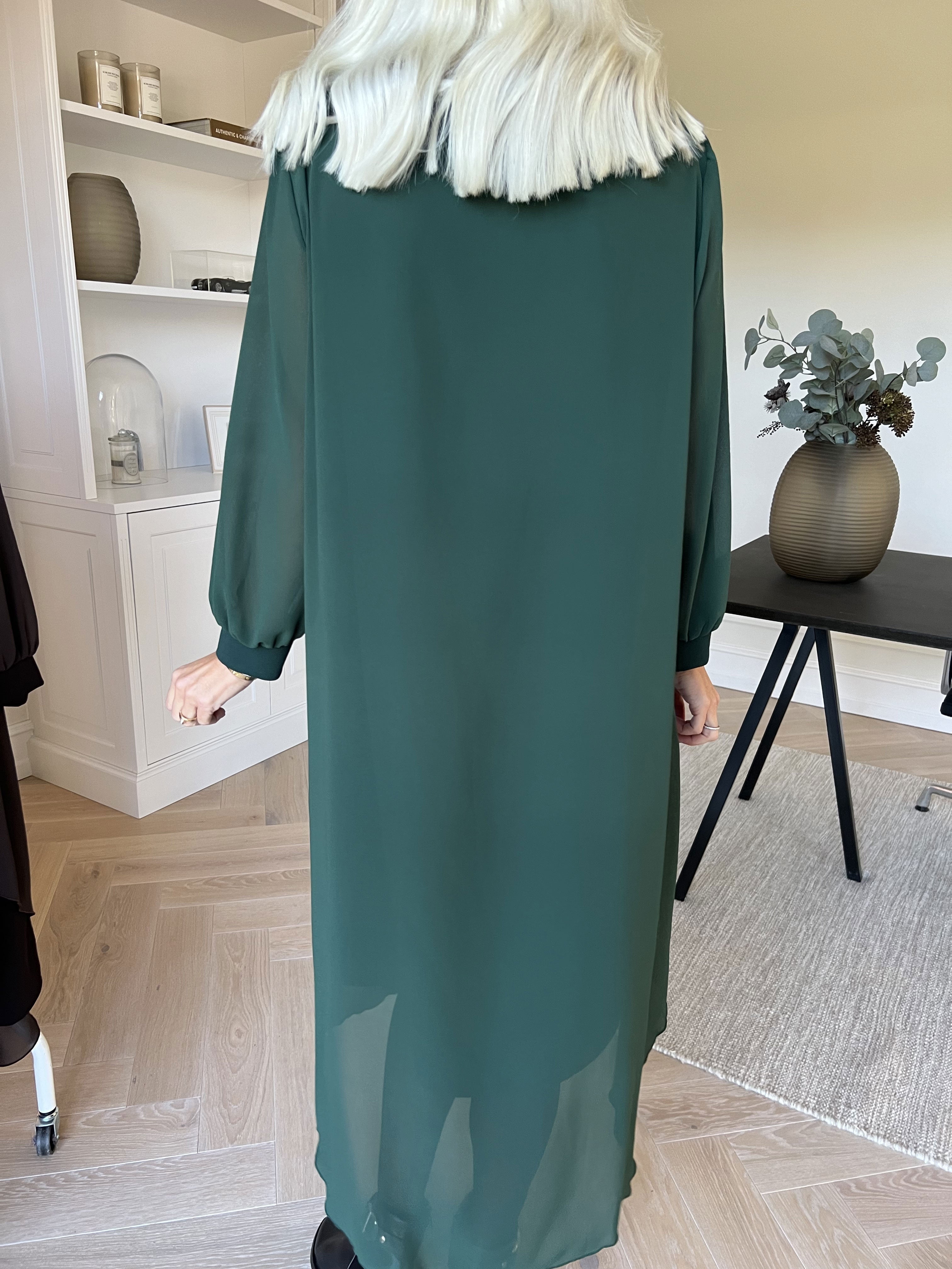 Pianora - Klänning med chiffonlager och semitransparenta ärmar