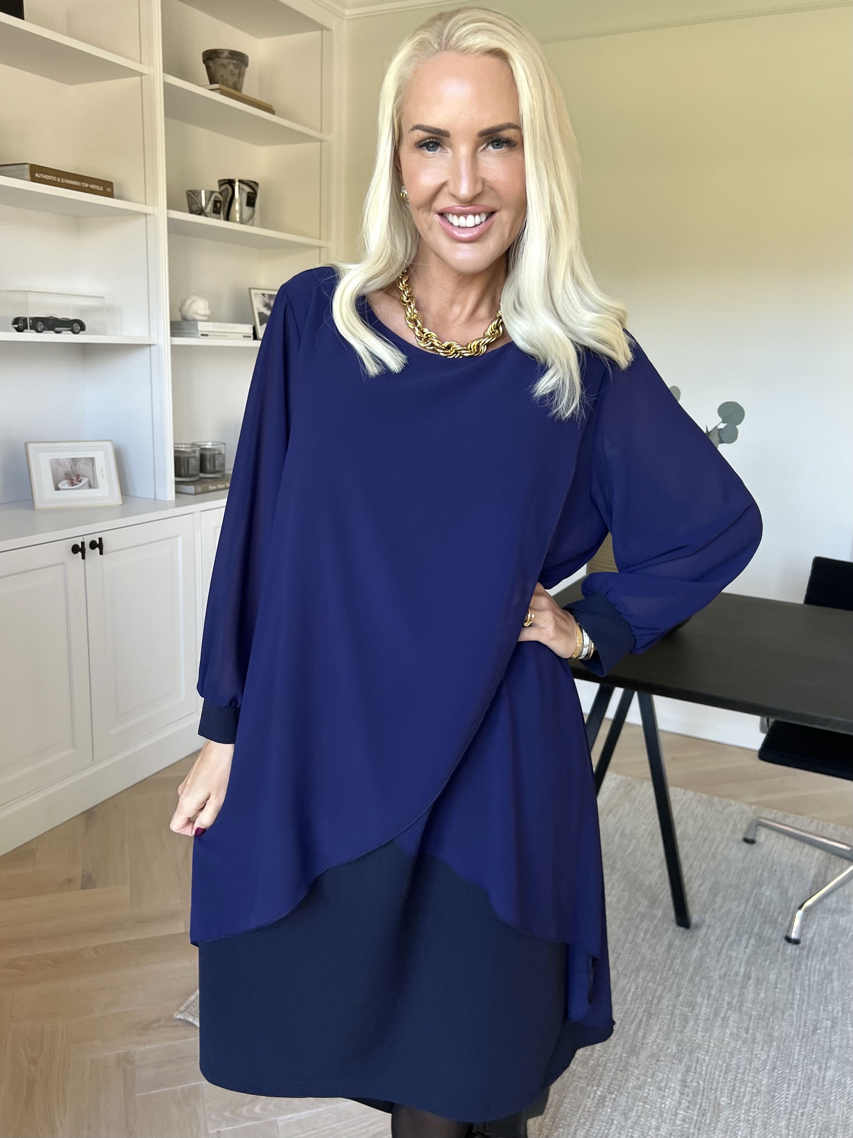 Pianora - Klänning med chiffonlager och semitransparenta ärmar