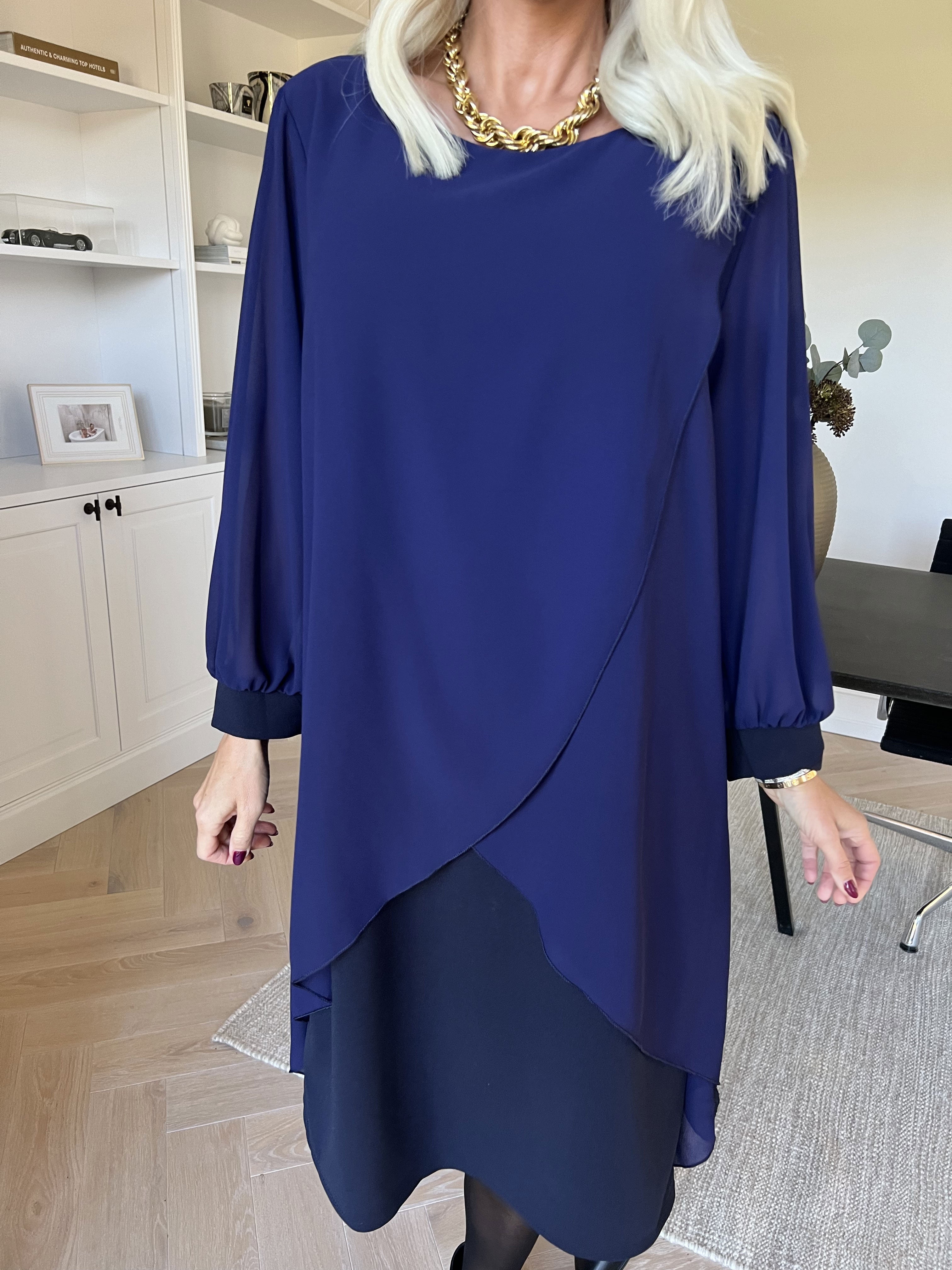 Pianora - Klänning med chiffonlager och semitransparenta ärmar