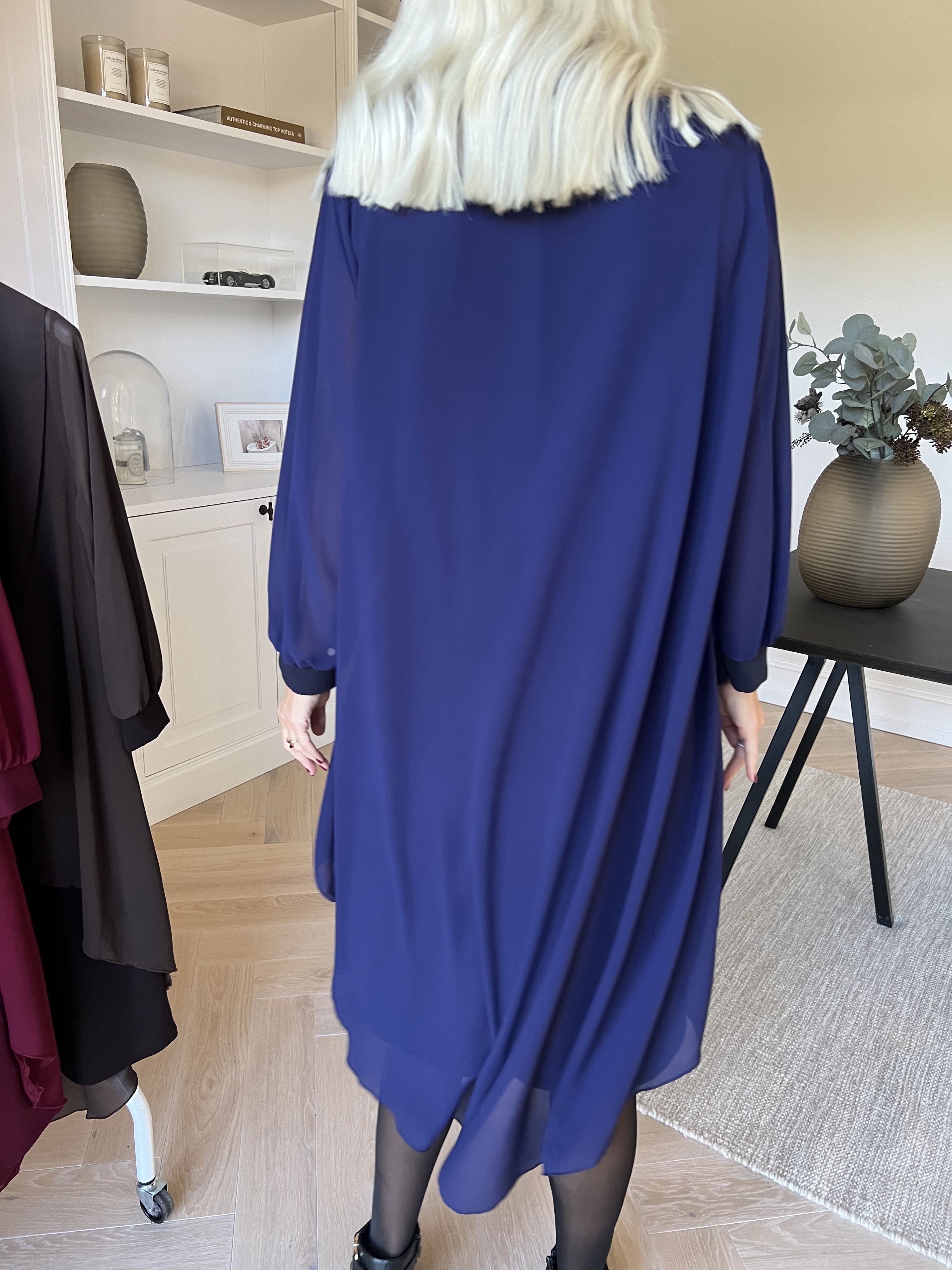 Pianora - Klänning med chiffonlager och semitransparenta ärmar