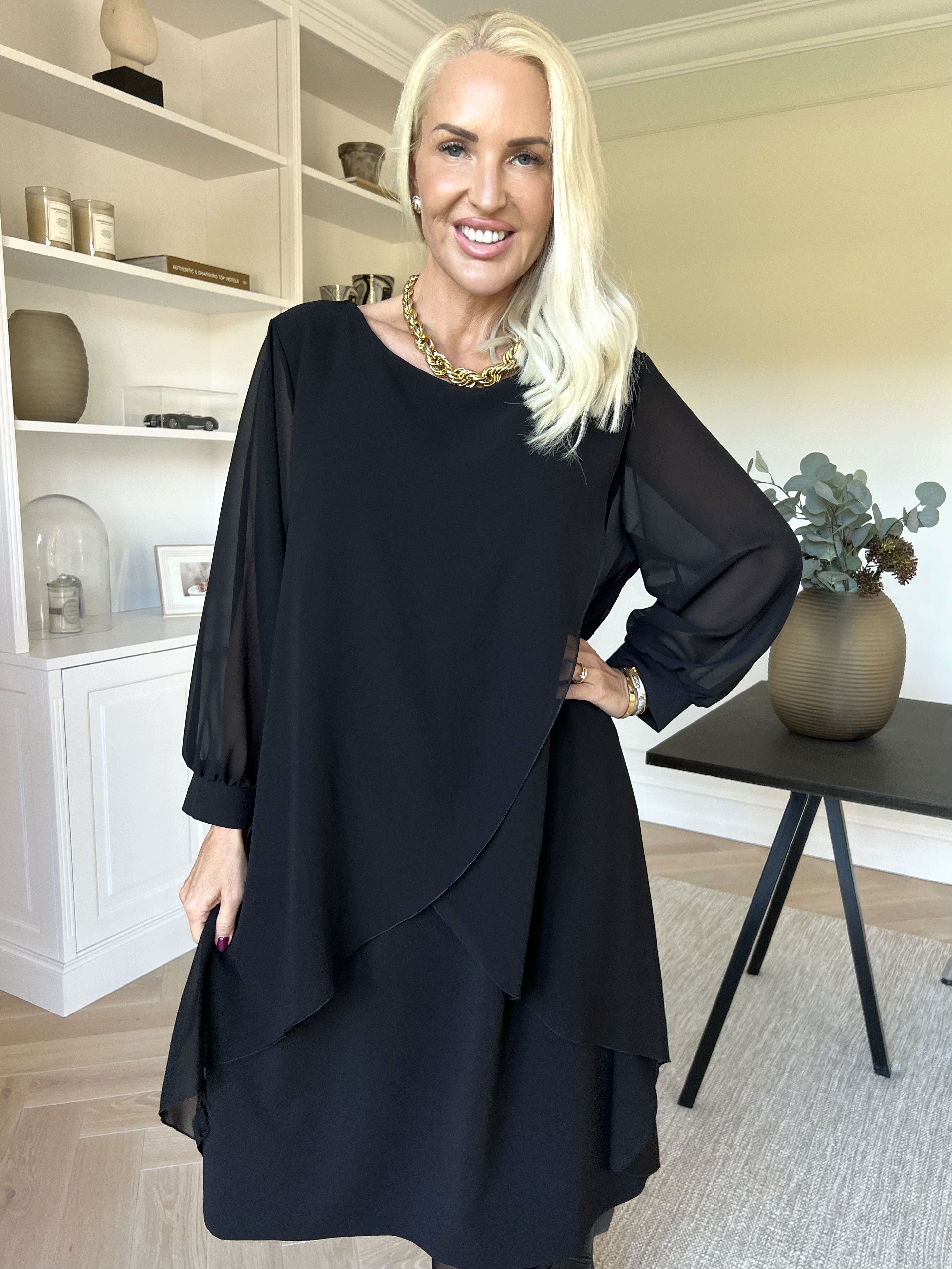 Pianora - Klänning med chiffonlager och semitransparenta ärmar