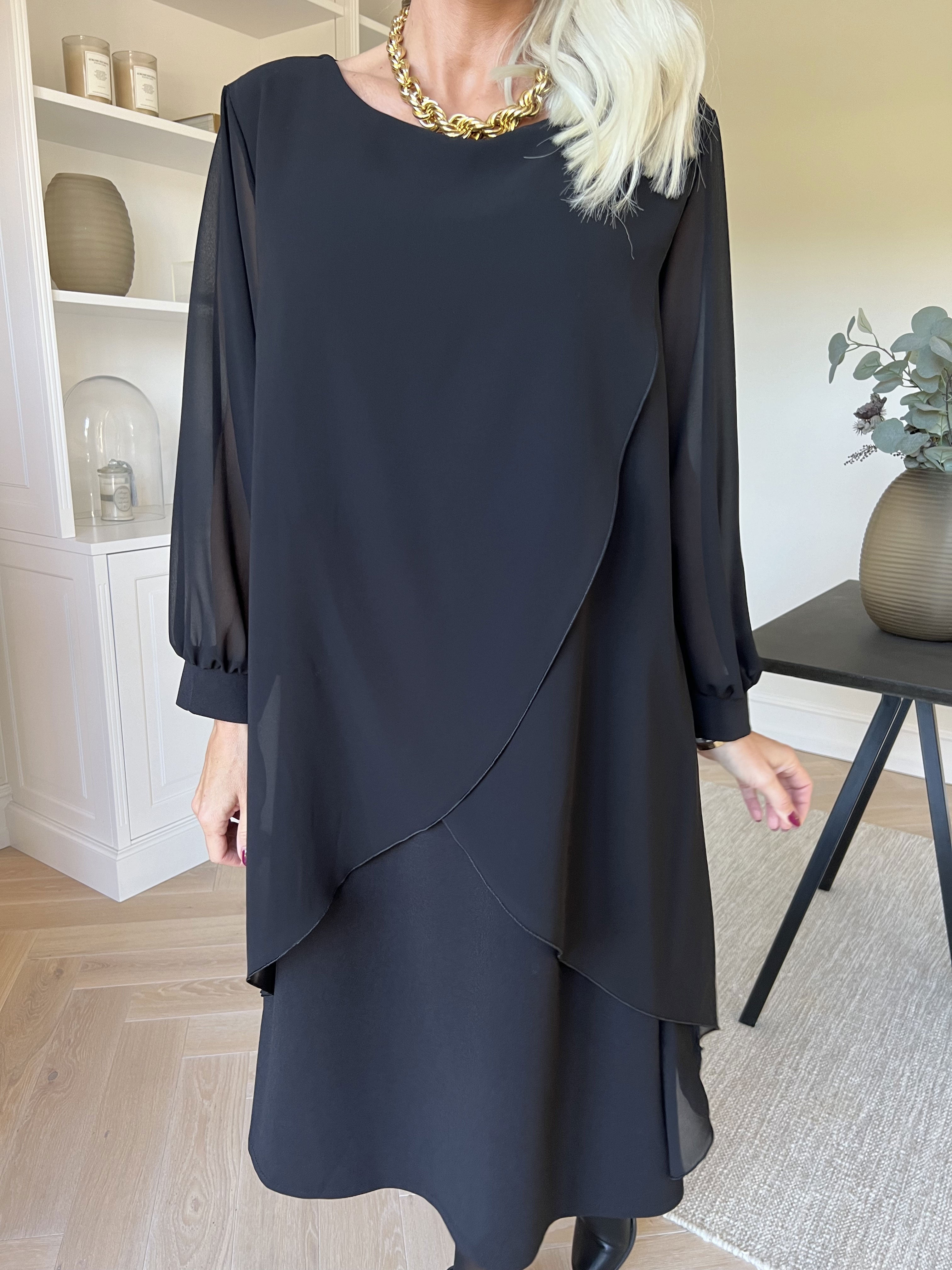 Pianora - Klänning med chiffonlager och semitransparenta ärmar