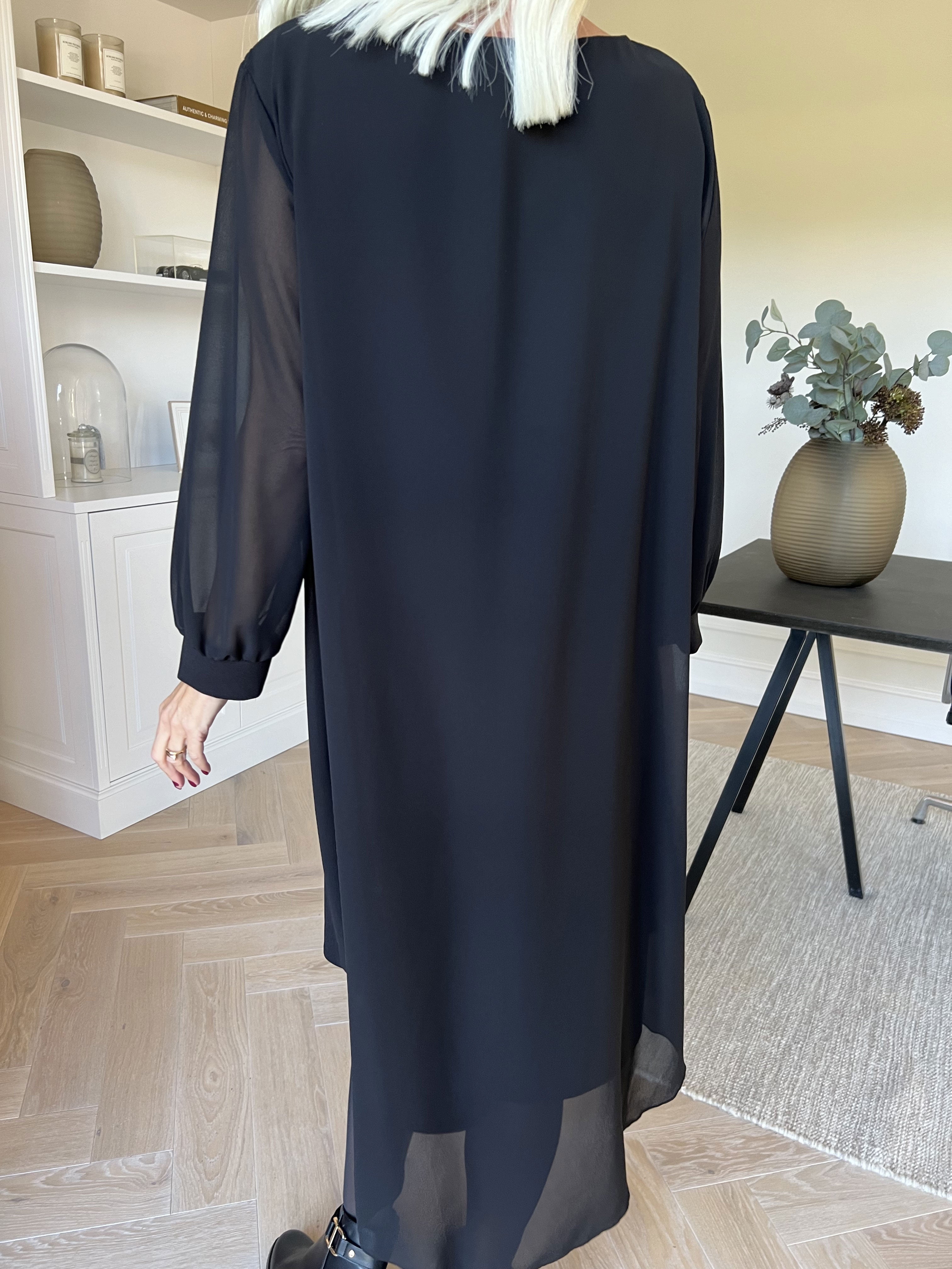 Pianora - Klänning med chiffonlager och semitransparenta ärmar