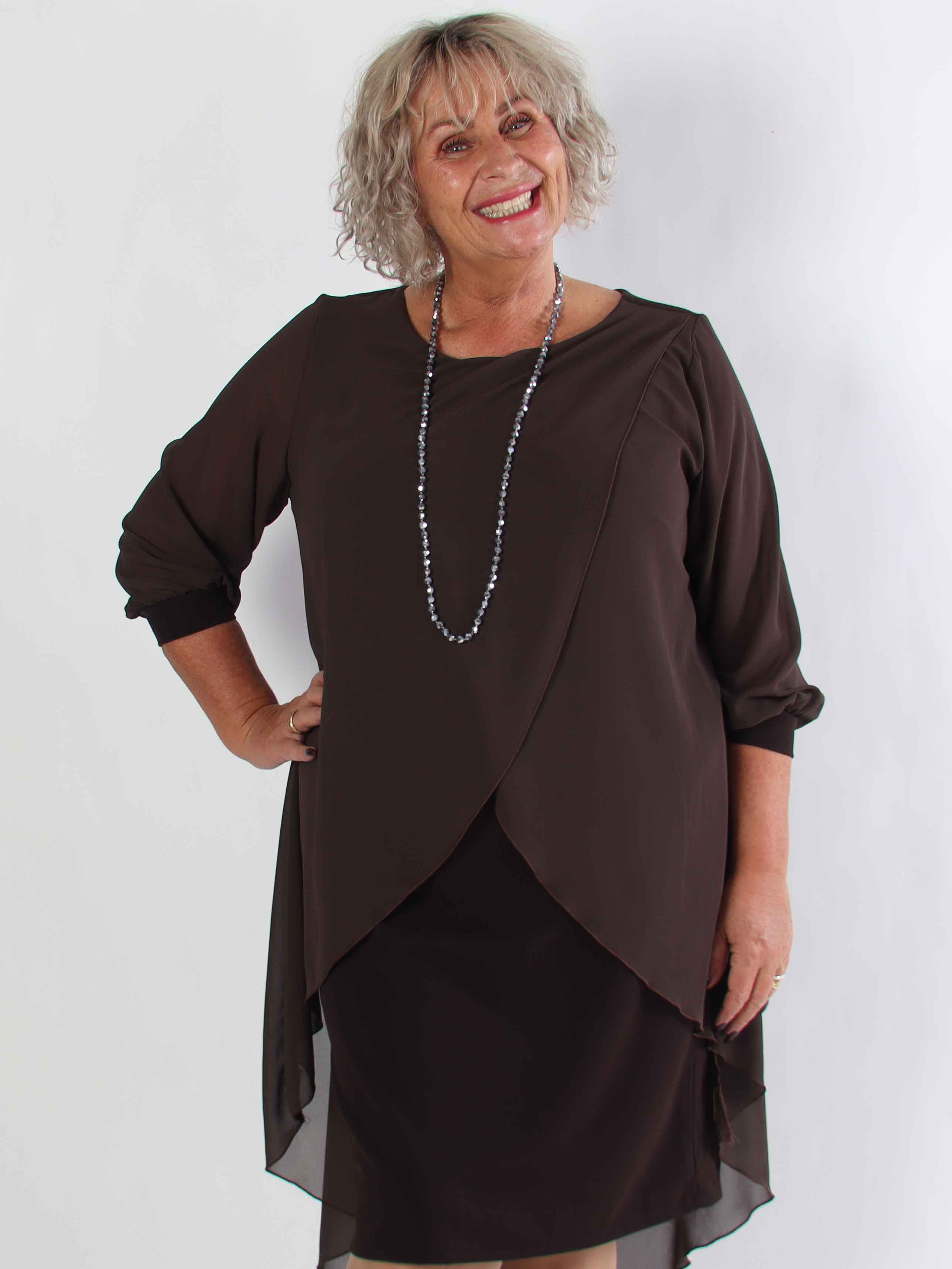 Pianora - Plus size klänning med chiffonlager och semitransparenta ärmar