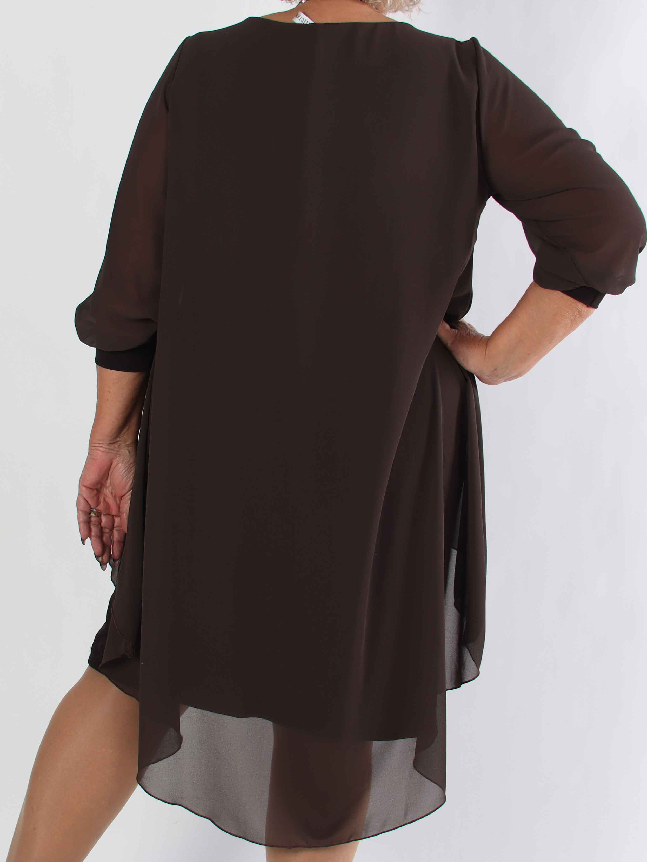 Pianora - Plus size klänning med chiffonlager och semitransparenta ärmar