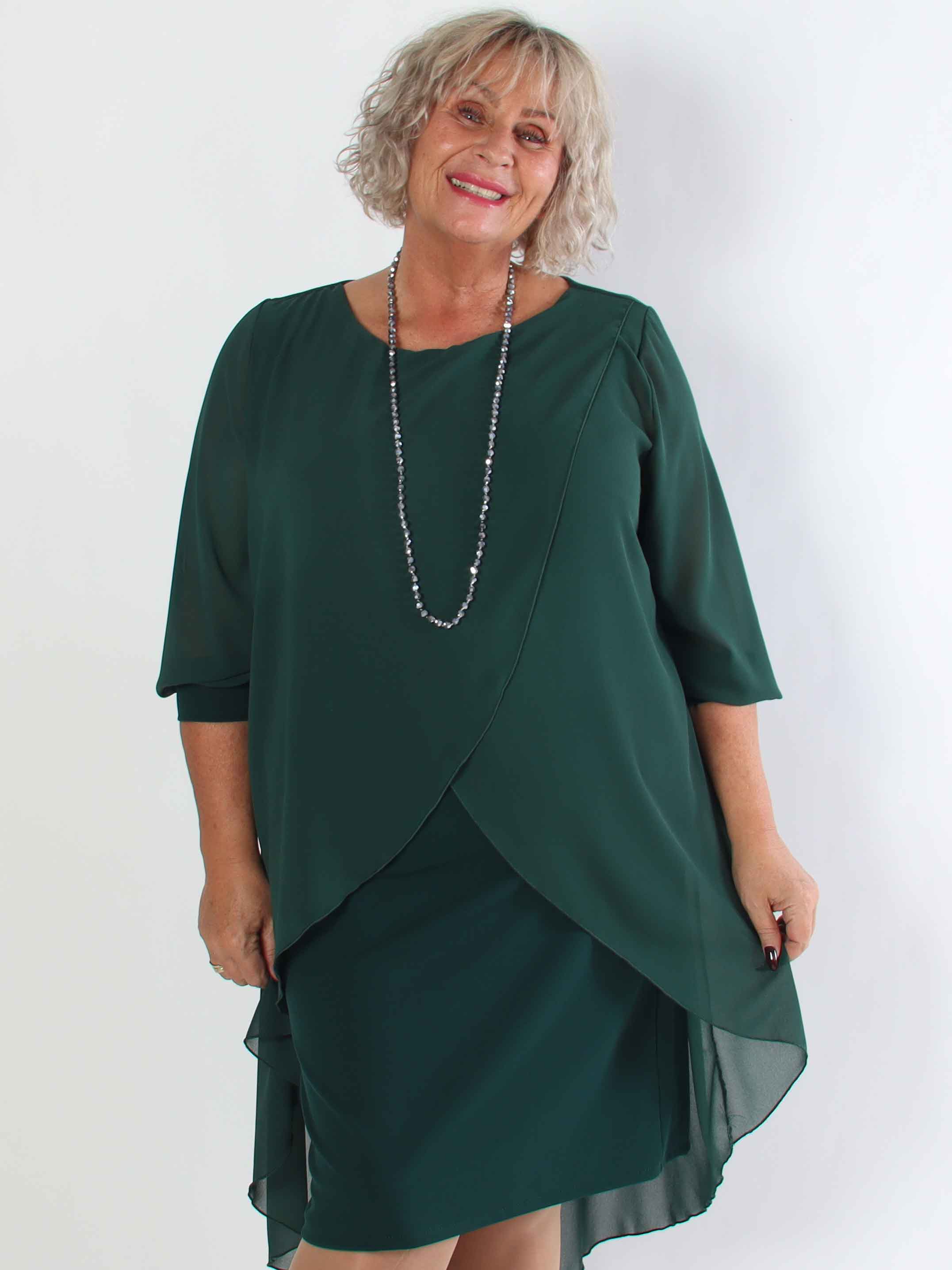 Pianora - Plus size klänning med chiffonlager och semitransparenta ärmar