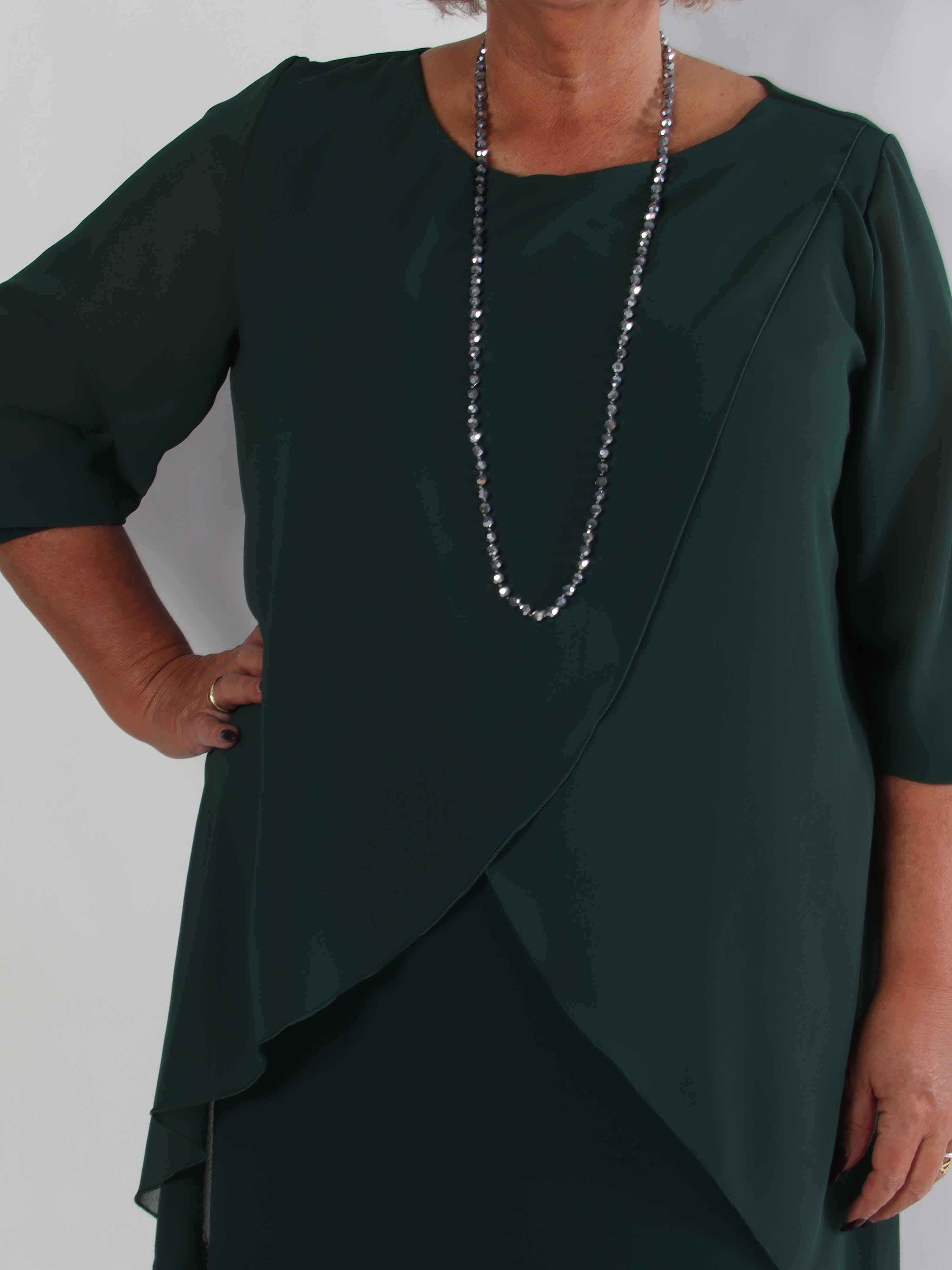 Pianora - Plus size klänning med chiffonlager och semitransparenta ärmar