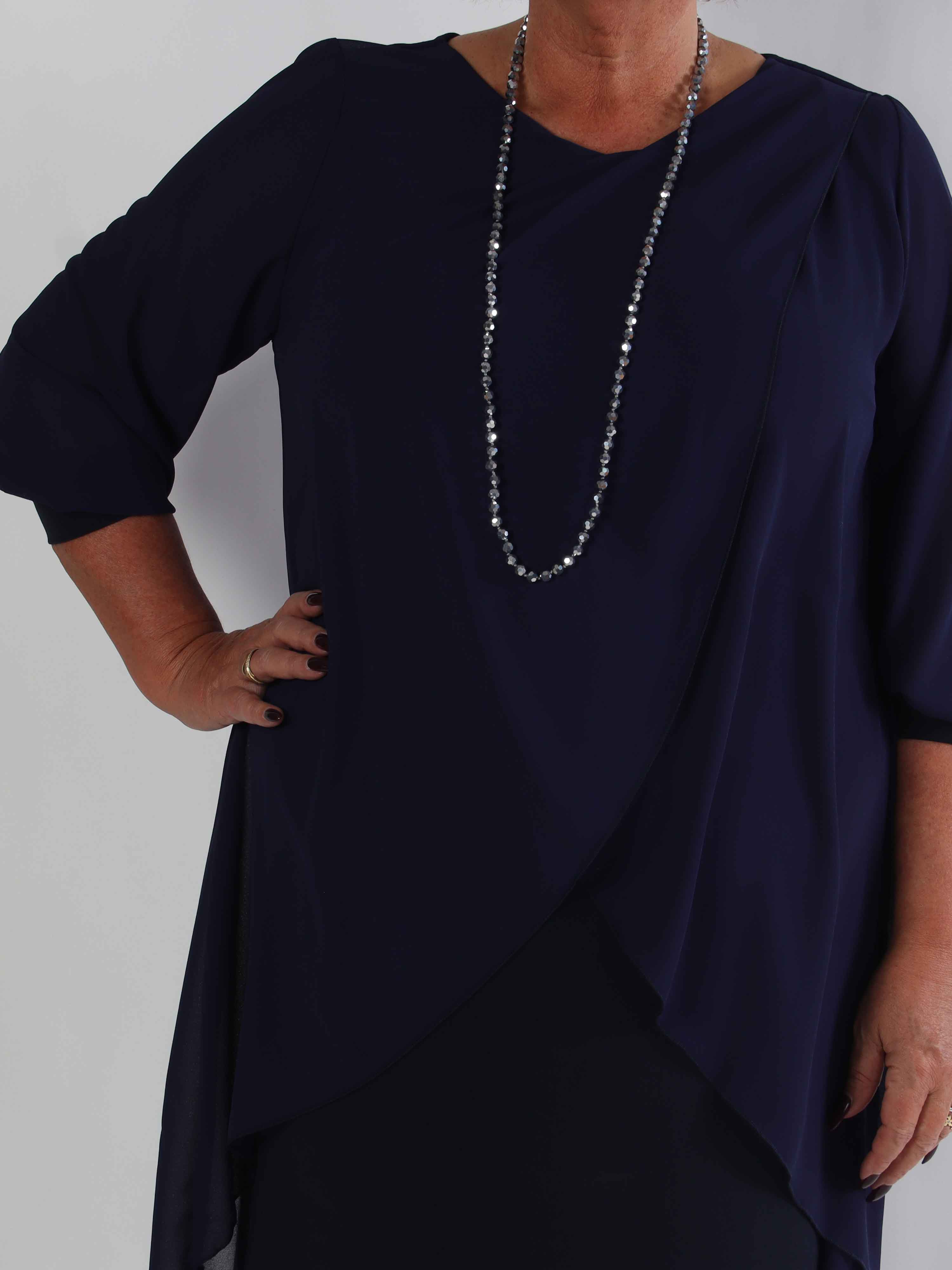 Pianora - Plus size klänning med chiffonlager och semitransparenta ärmar