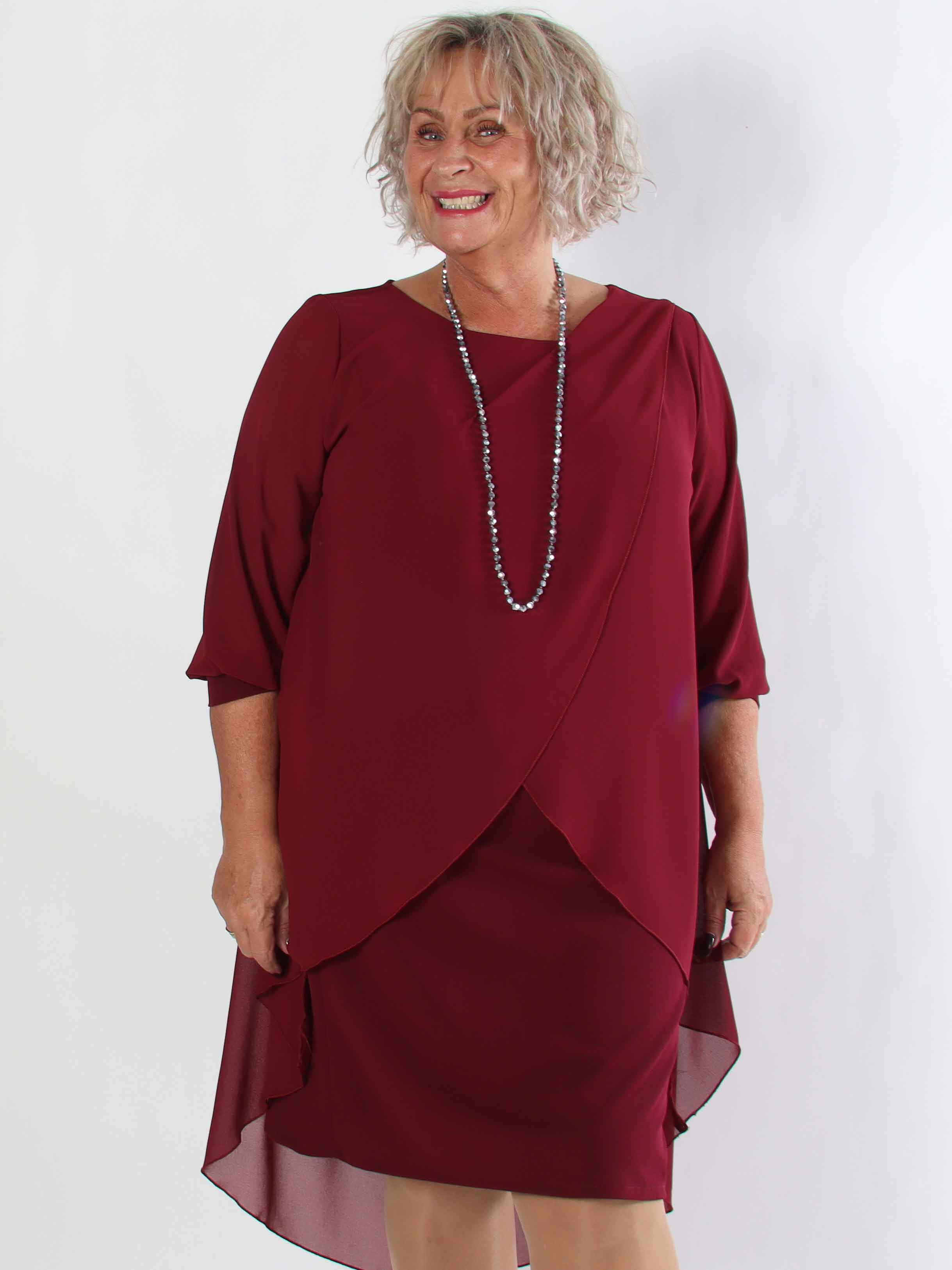 Pianora - Plus size klänning med chiffonlager och semitransparenta ärmar