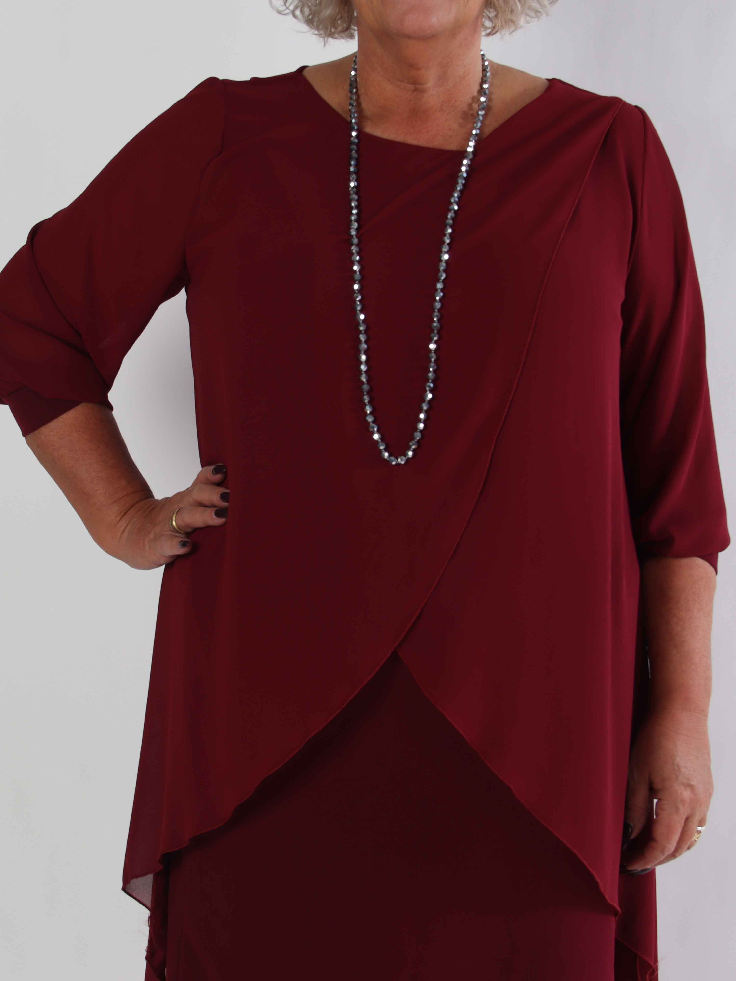 Pianora - Plus size klänning med chiffonlager och semitransparenta ärmar