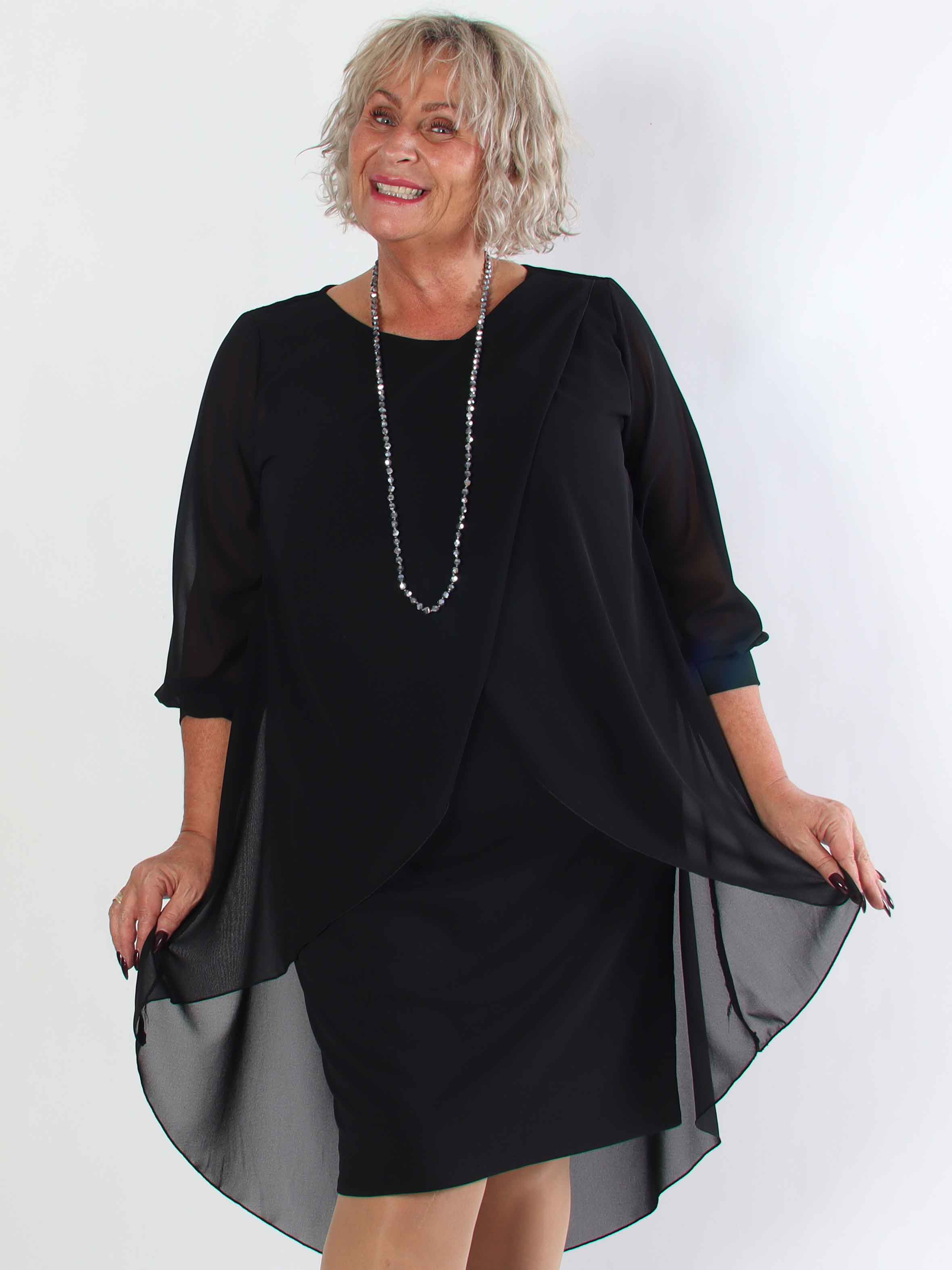 Pianora - Plus size klänning med chiffonlager och semitransparenta ärmar