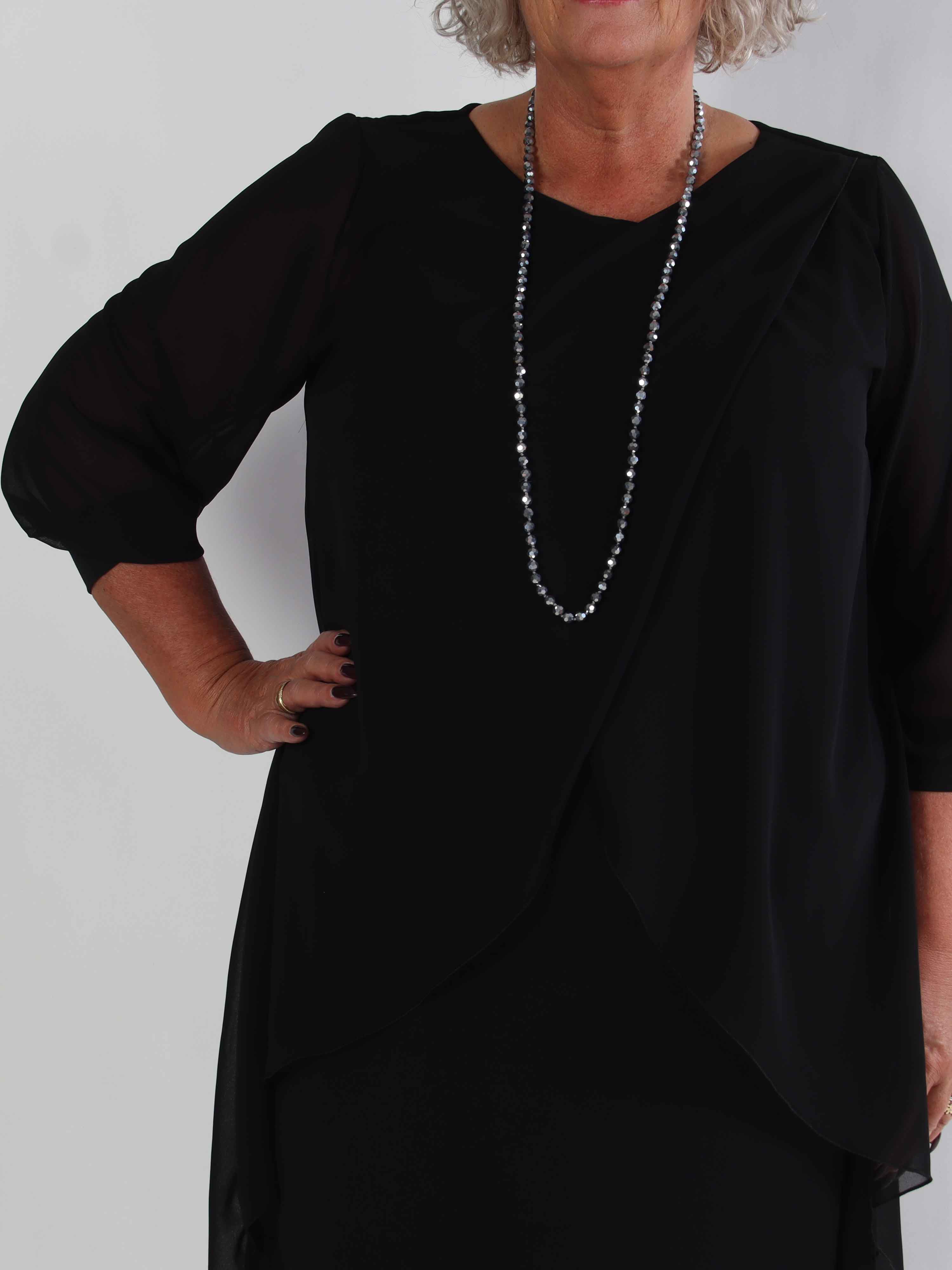 Pianora - Plus size klänning med chiffonlager och semitransparenta ärmar