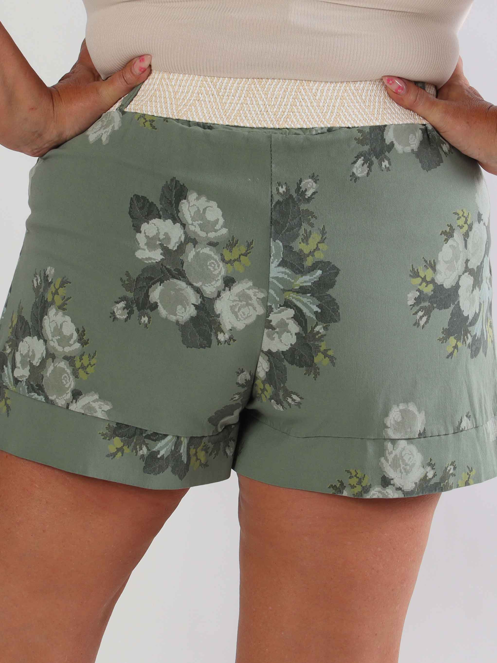 Pianora - Plus size shorts i en viskoseblanding med blomster og flettet bælte