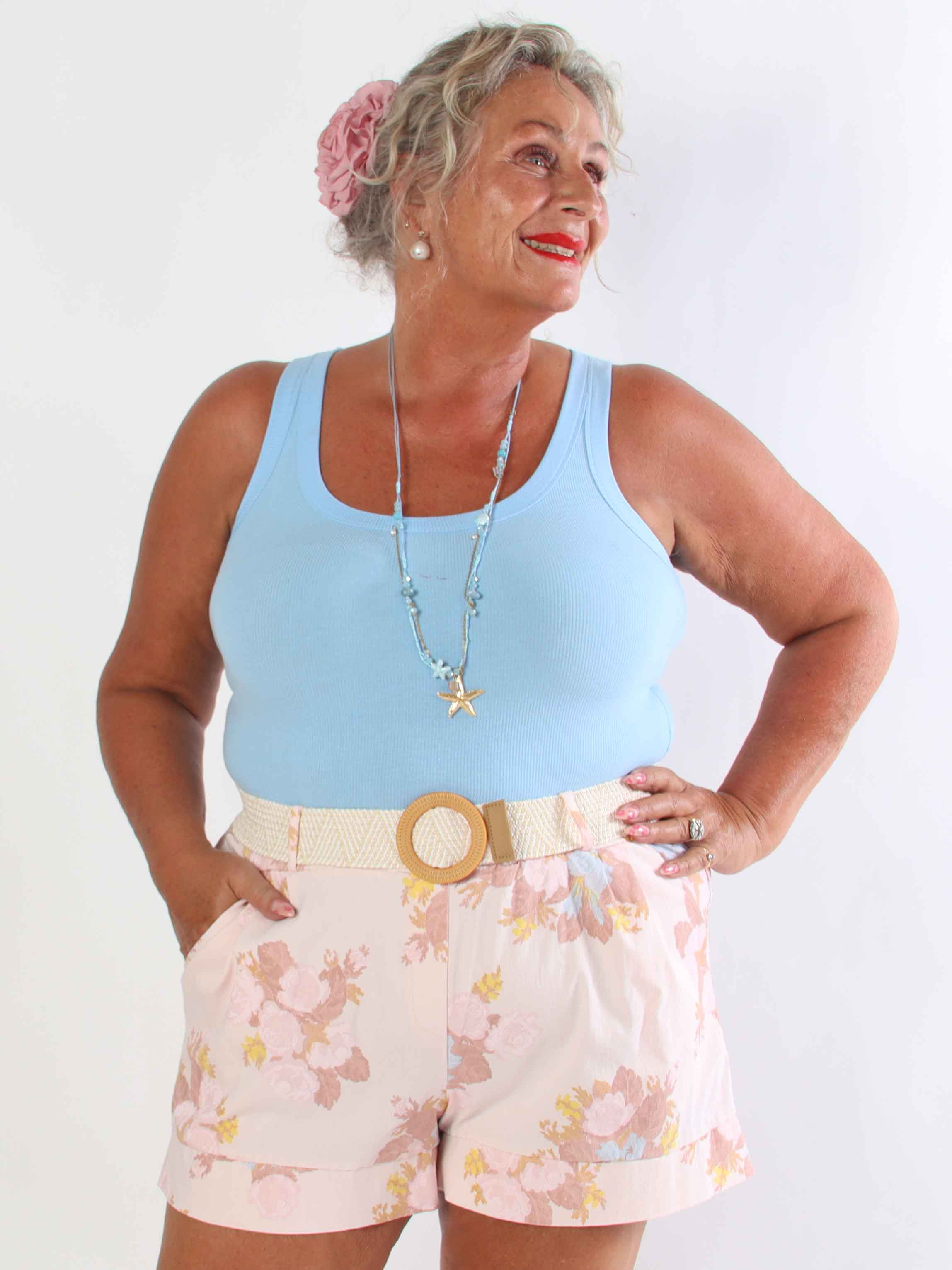Pianora - Plus size shorts i en viskoseblanding med blomster og flettet bælte