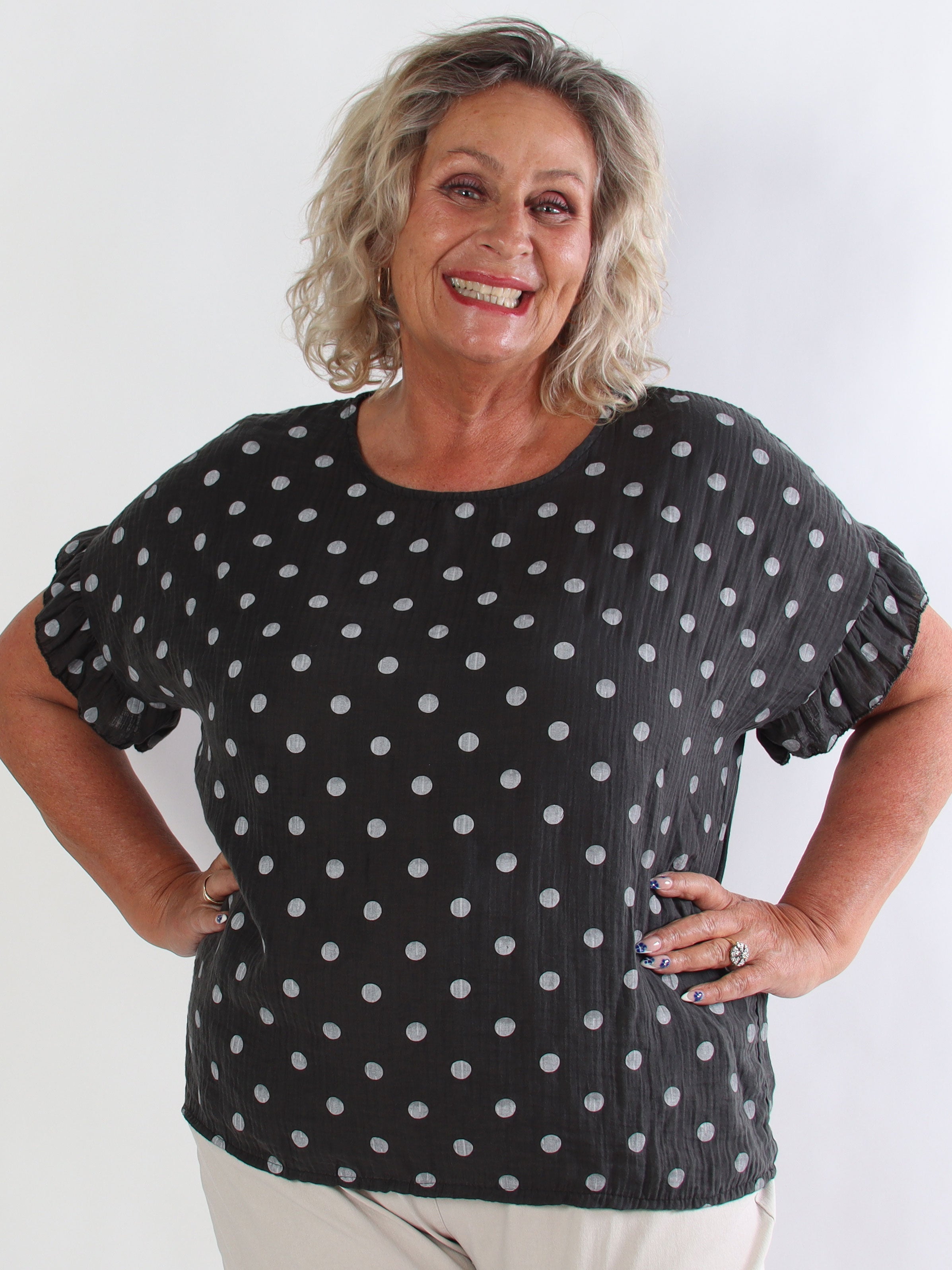 Poline - Prikket plus size tunika i åndbar lyocell stof med flæsekant på ærmerne