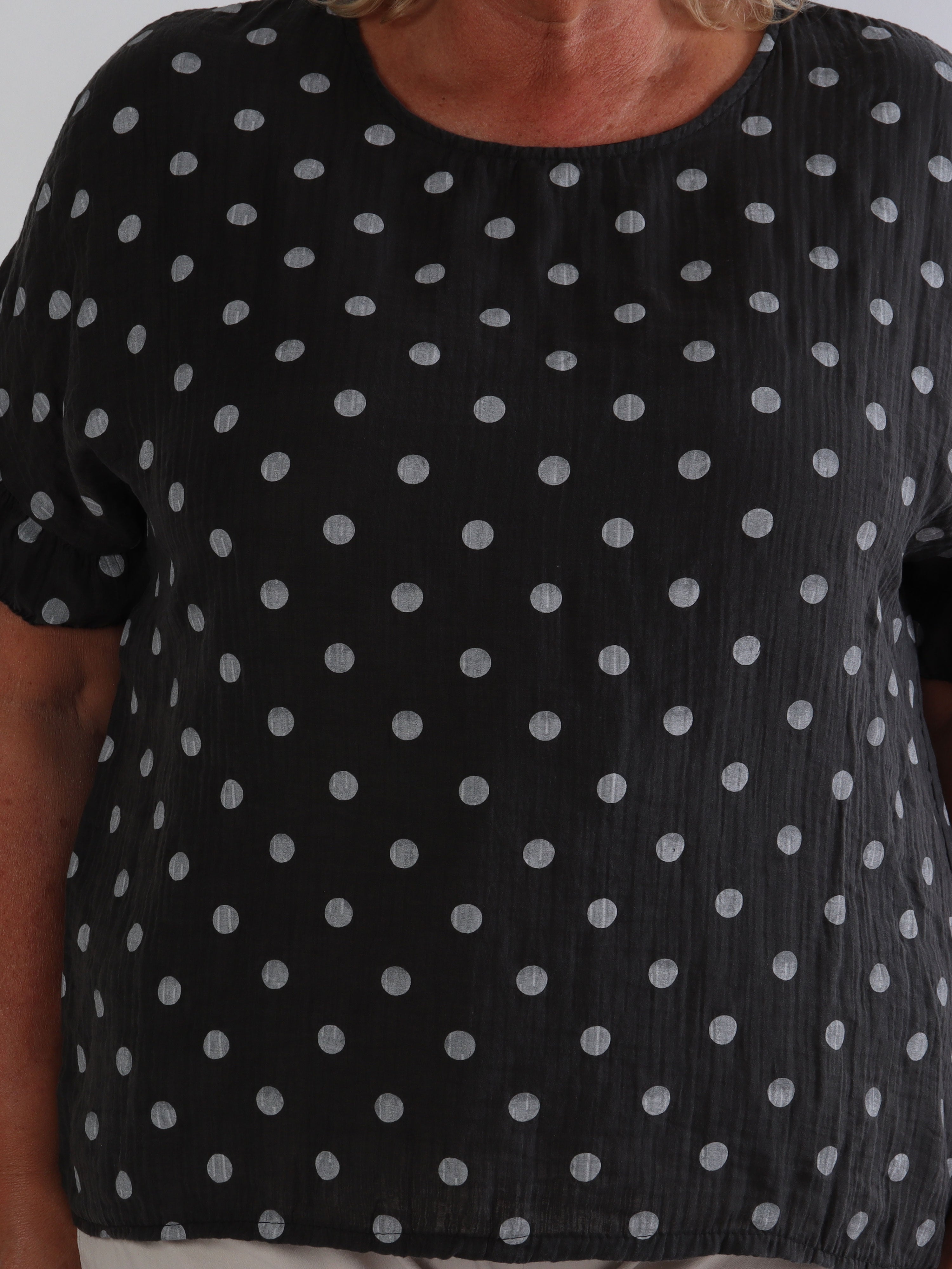 Poline - Prikket plus size tunika i åndbar lyocell stof med flæsekant på ærmerne