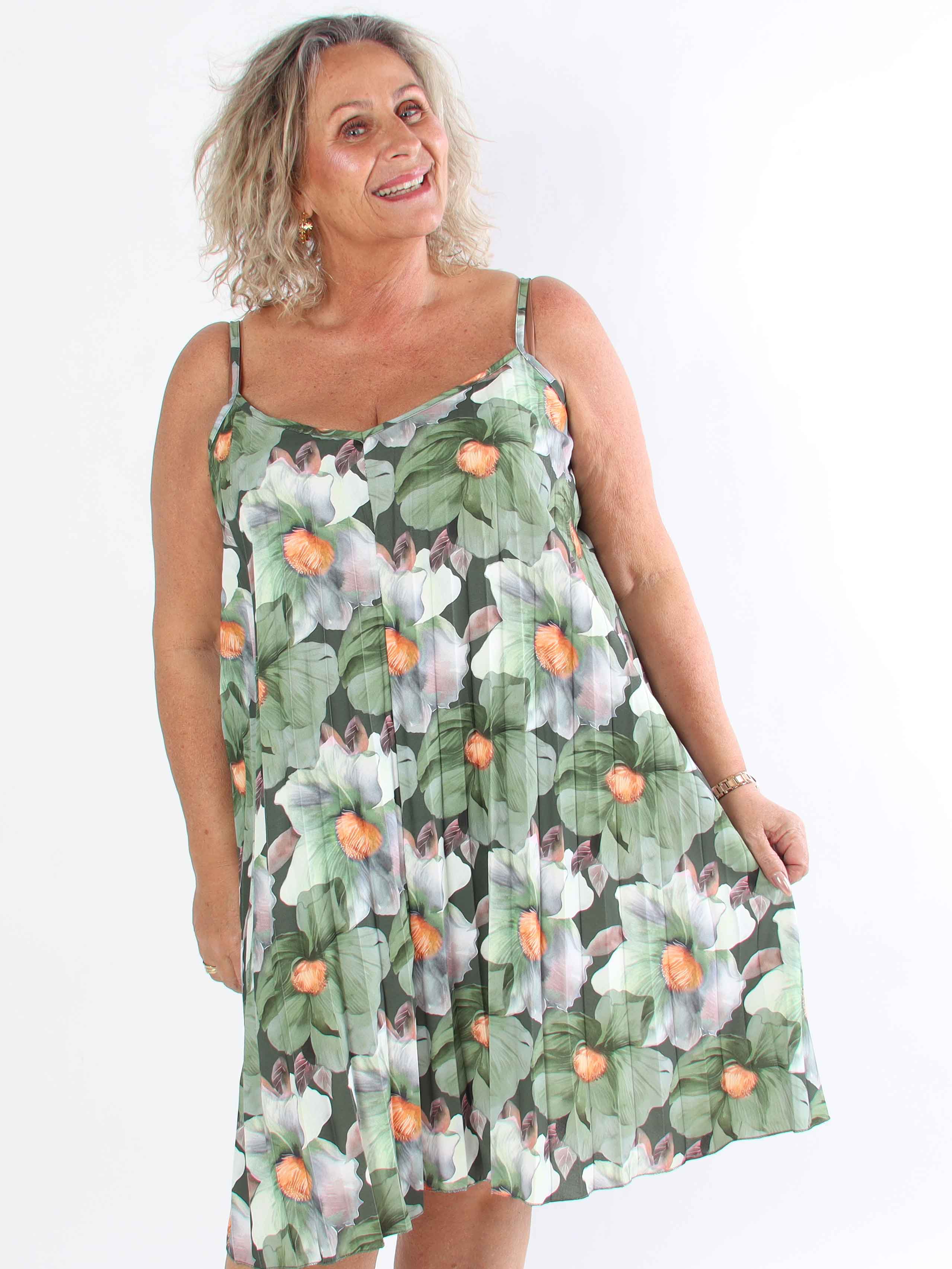 Poppy - Söt plisserad klänning i viskos med blomstermönster