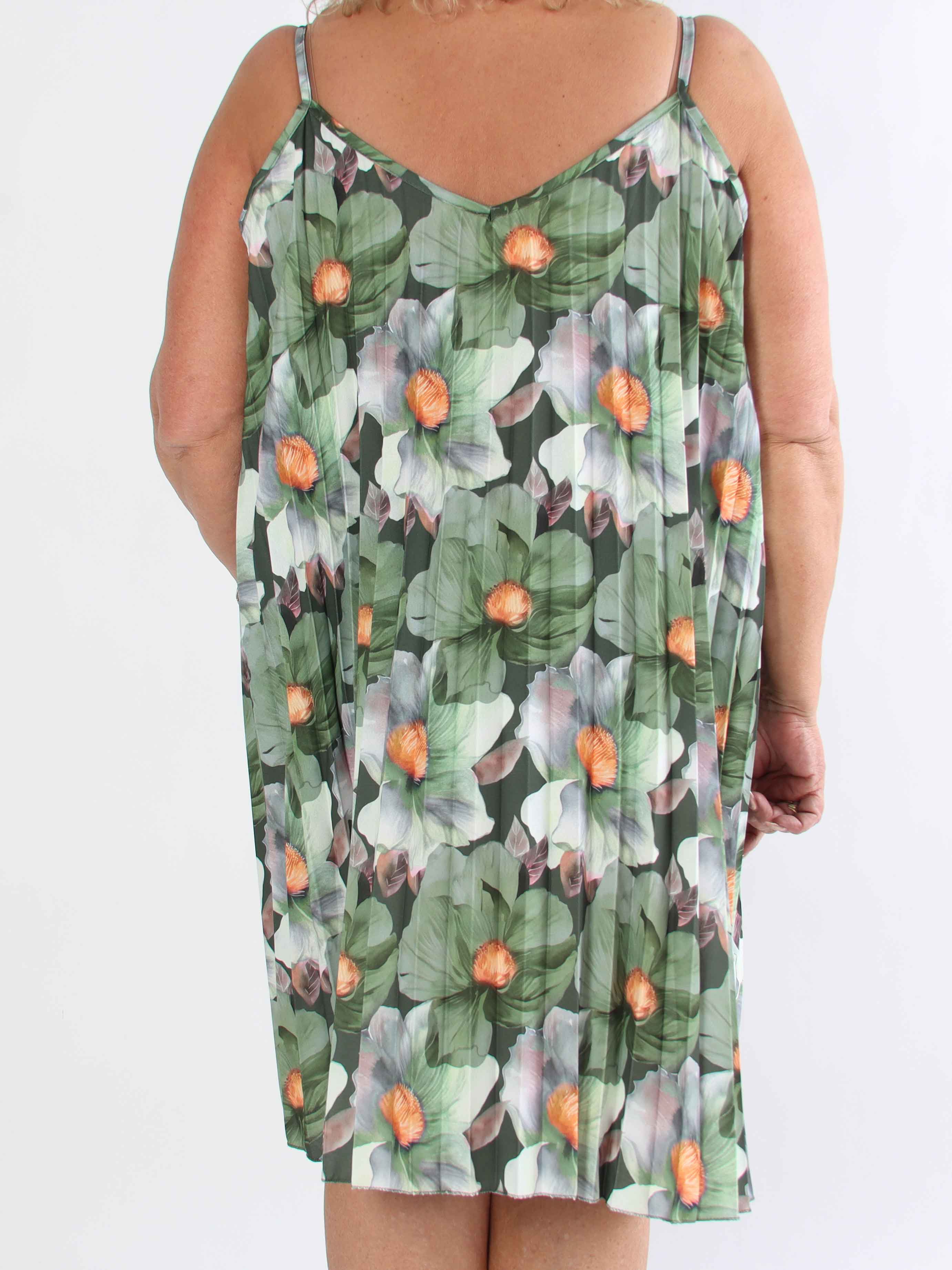 Poppy - Söt plisserad klänning i viskos med blomstermönster