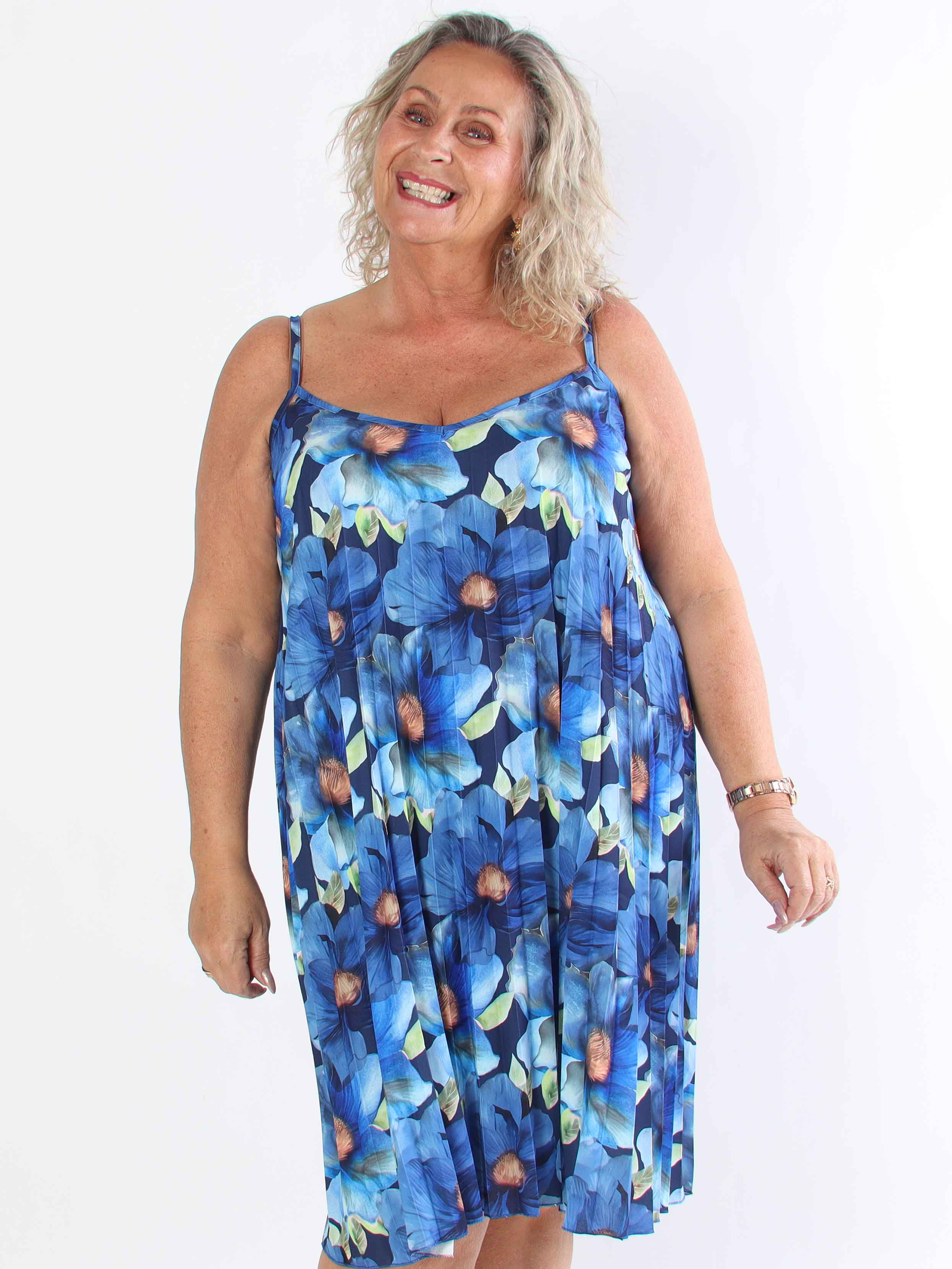 Poppy - Söt plisserad klänning i viskos med blomstermönster